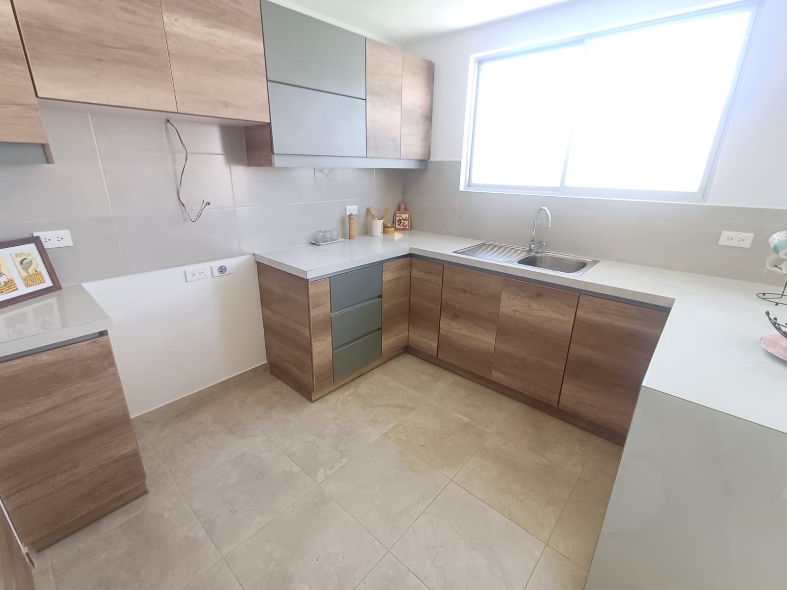 Hermosa Casa 97 m2, en Venta, POR ESTRENAR, con 3 Dormitorios, Parqueadero y Terraza, en Conjunto Exclusivo en Calderón.