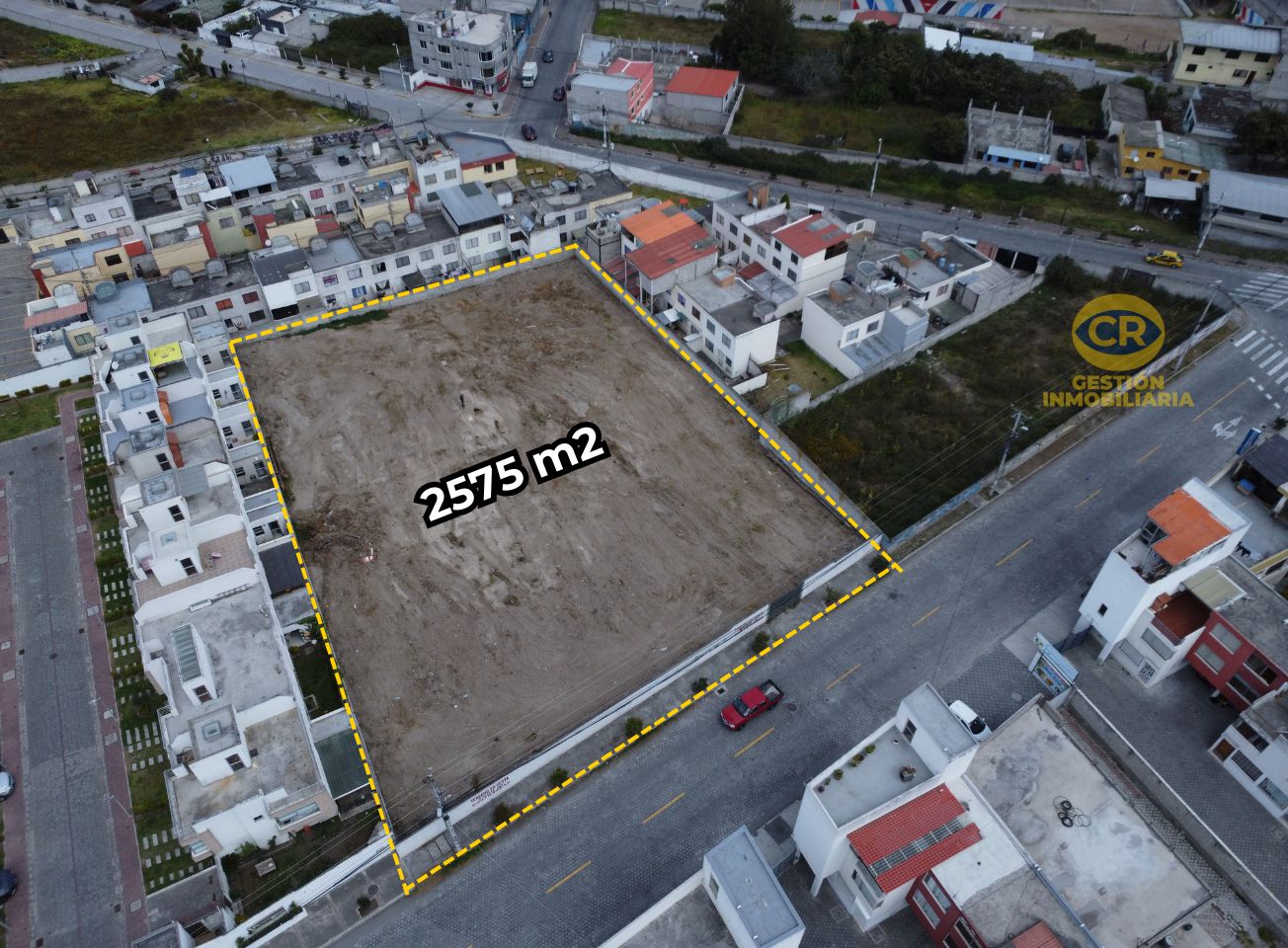 Amplio Terreno Plano de 2575 m2 en Calderon, en Av. Cacha, Sector Comercial