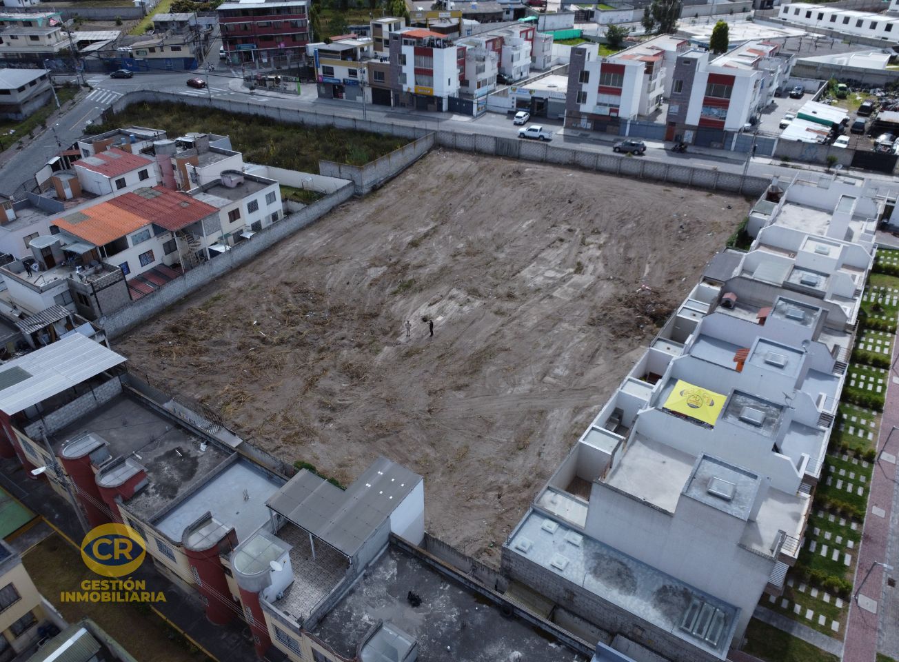 Amplio Terreno Plano de 2575 m2 en Calderon, en Av. Cacha, Sector Comercial