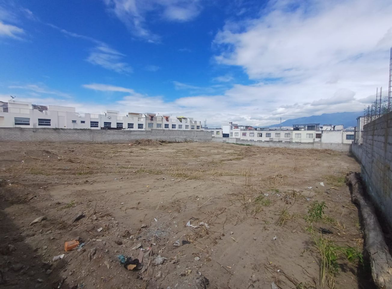 Terreno de 2575 m2 en Calderón, Calle Principal, Sector Comercial.