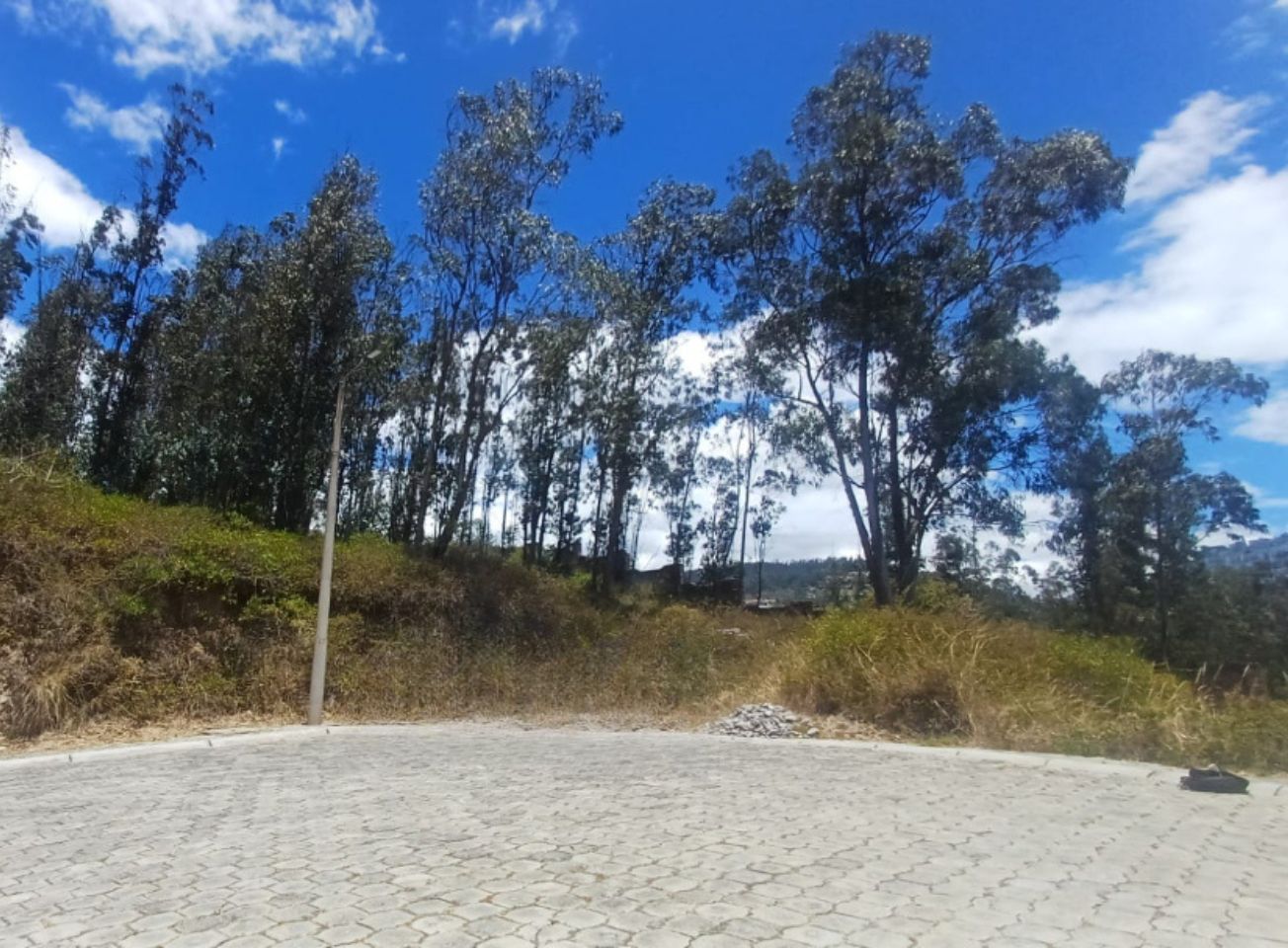Exclusivo Terreno en Nayón de 1398 m2 en Nayón, en Conjunto Residencial a 5 minutos del Parque Central.