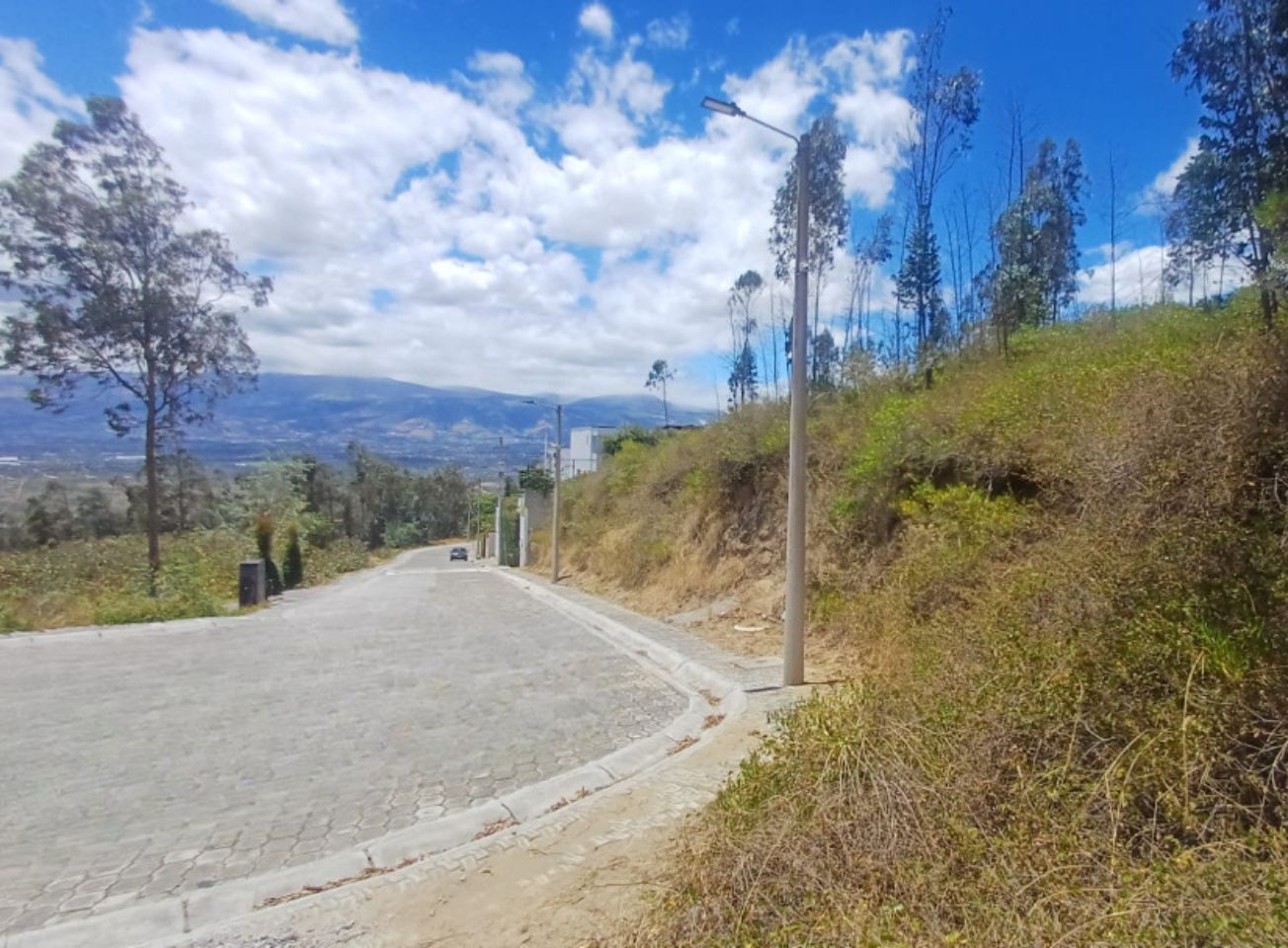 Exclusivo Terreno en Nayón de 1398 m2 en Nayón, en Conjunto Residencial a 5 minutos del Parque Central.