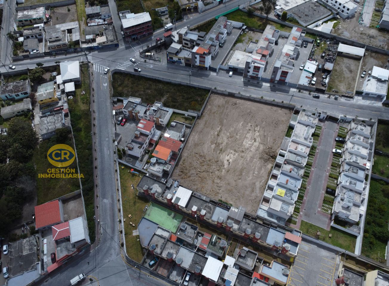 Terreno de 2575 m2 en Calderón, Calle Principal, Sector Comercial.
