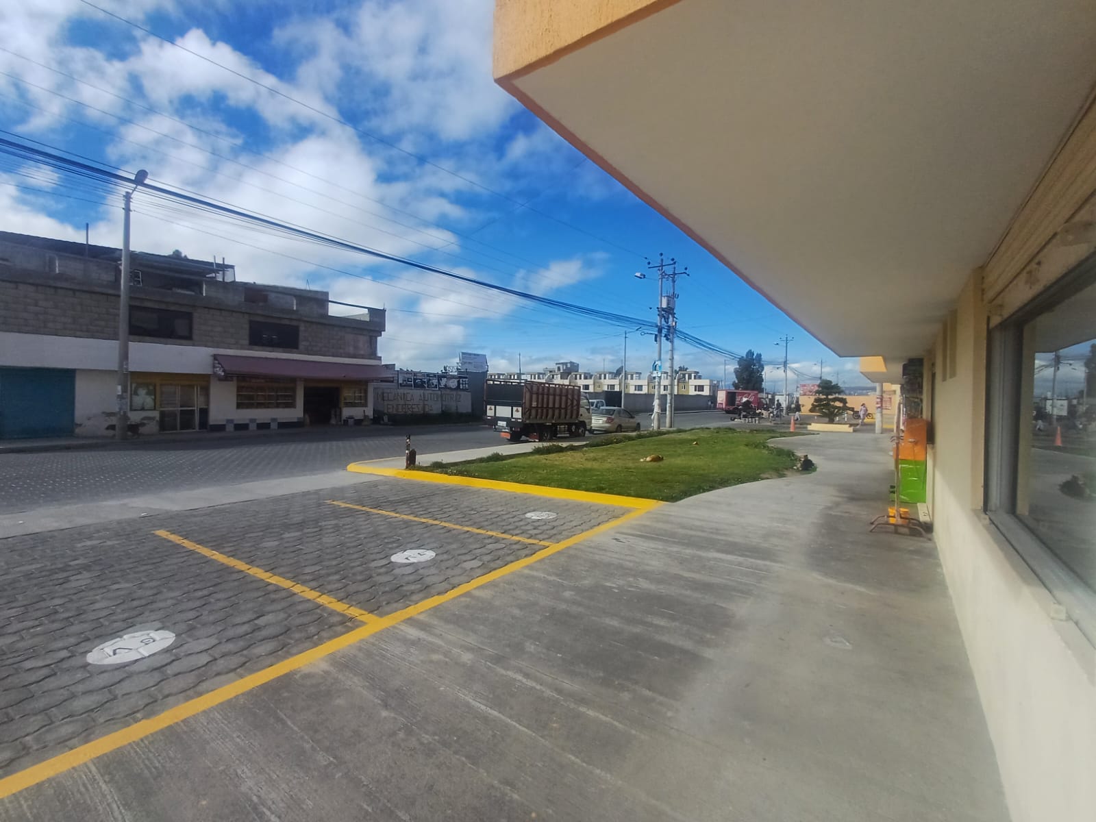 Local Comercial de 196,88 m2 m2 en Venta, en Calderón Marianitas, en Calle Principal