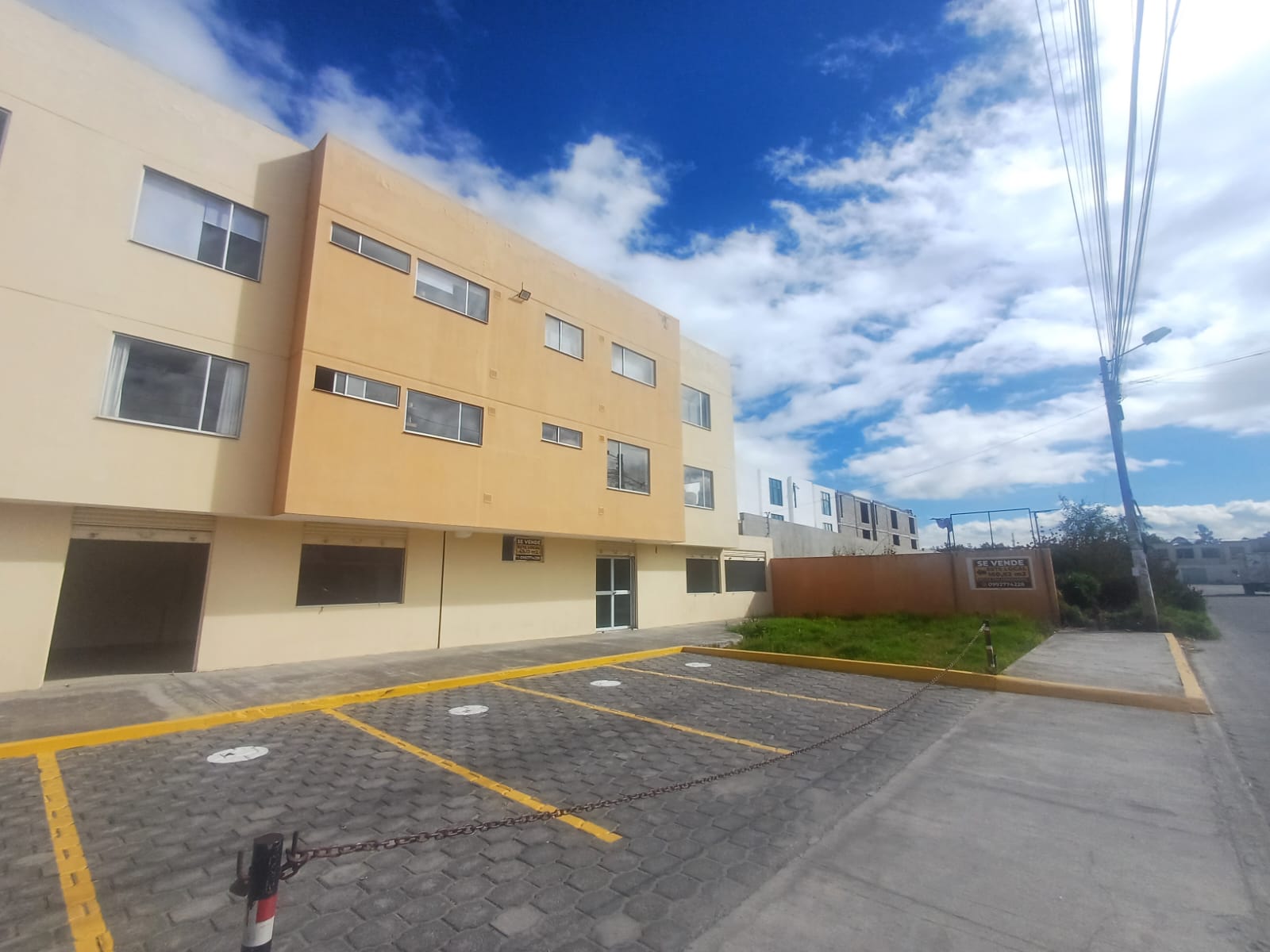 Local Comercial de 196,88 m2 m2 en Venta, en Calderón Marianitas, en Calle Principal