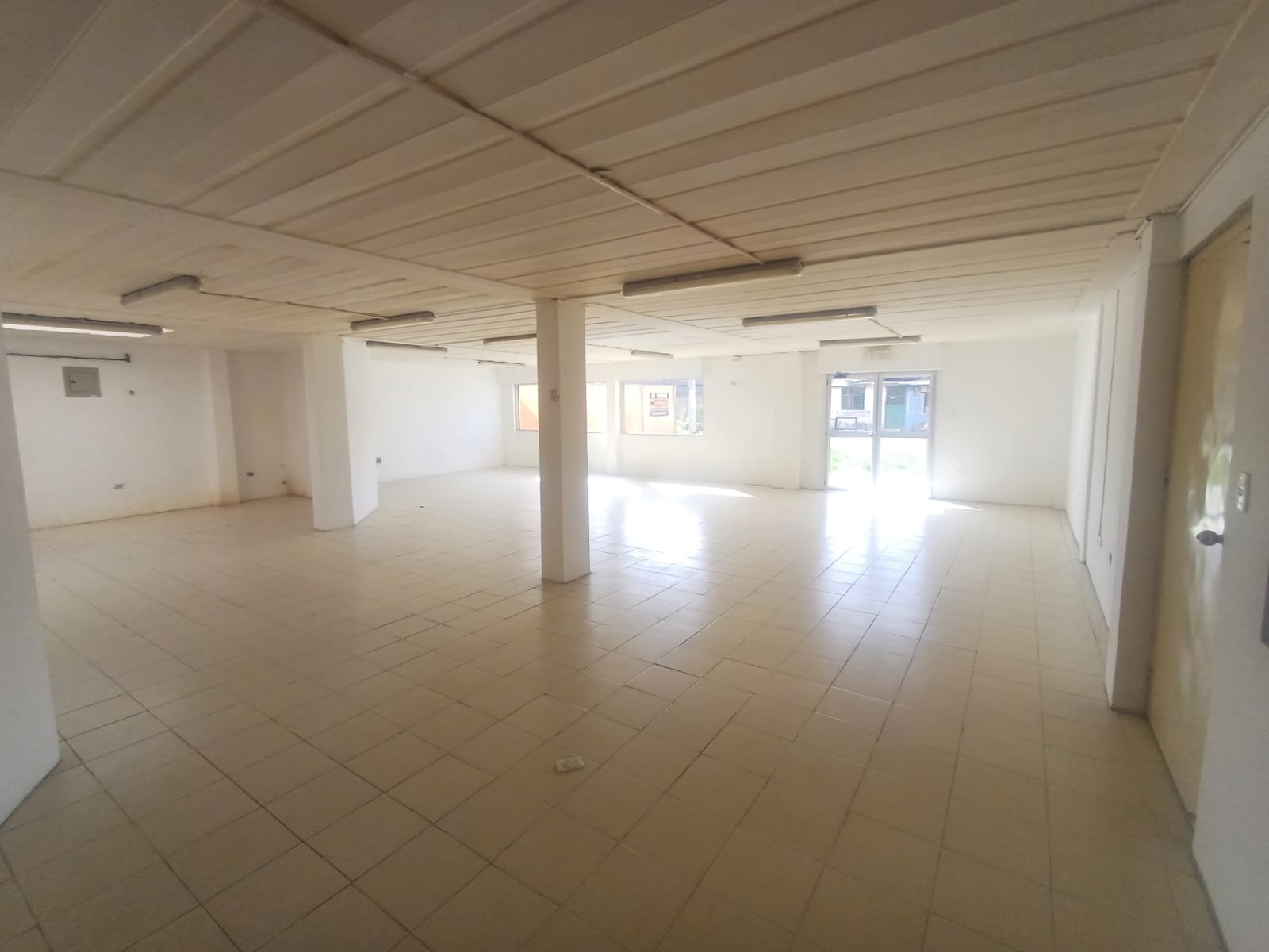 Local Comercial de 196,88 m2 m2 en Venta, en Calderón Marianitas, en Calle Principal