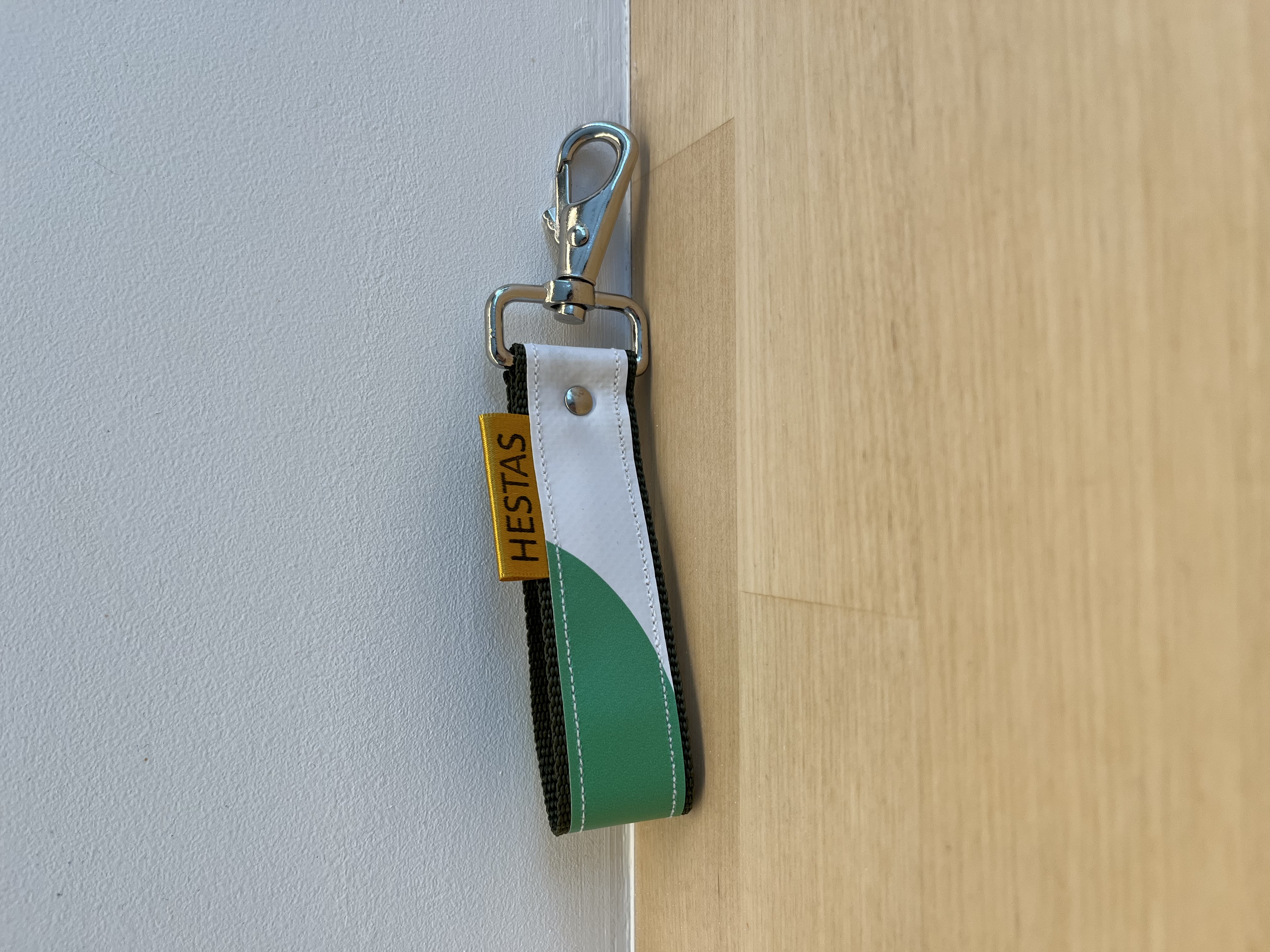 Sleutelhanger | met legergroene band