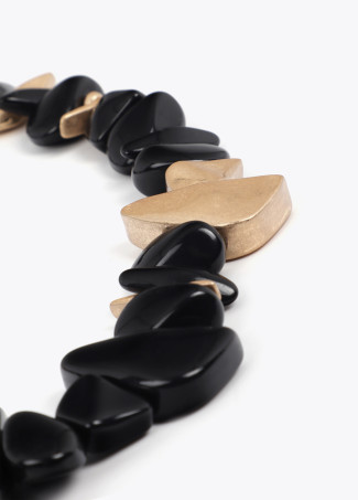 Collana in acrilico abbinata a pezzi in metallo