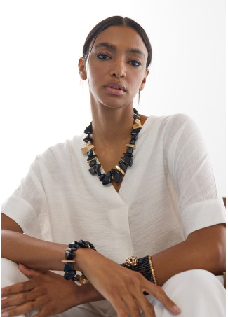 Collana in acrilico abbinata a pezzi in metallo