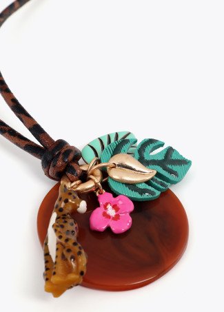 Collana lunga con stampa animalier e ciondoli tropicali