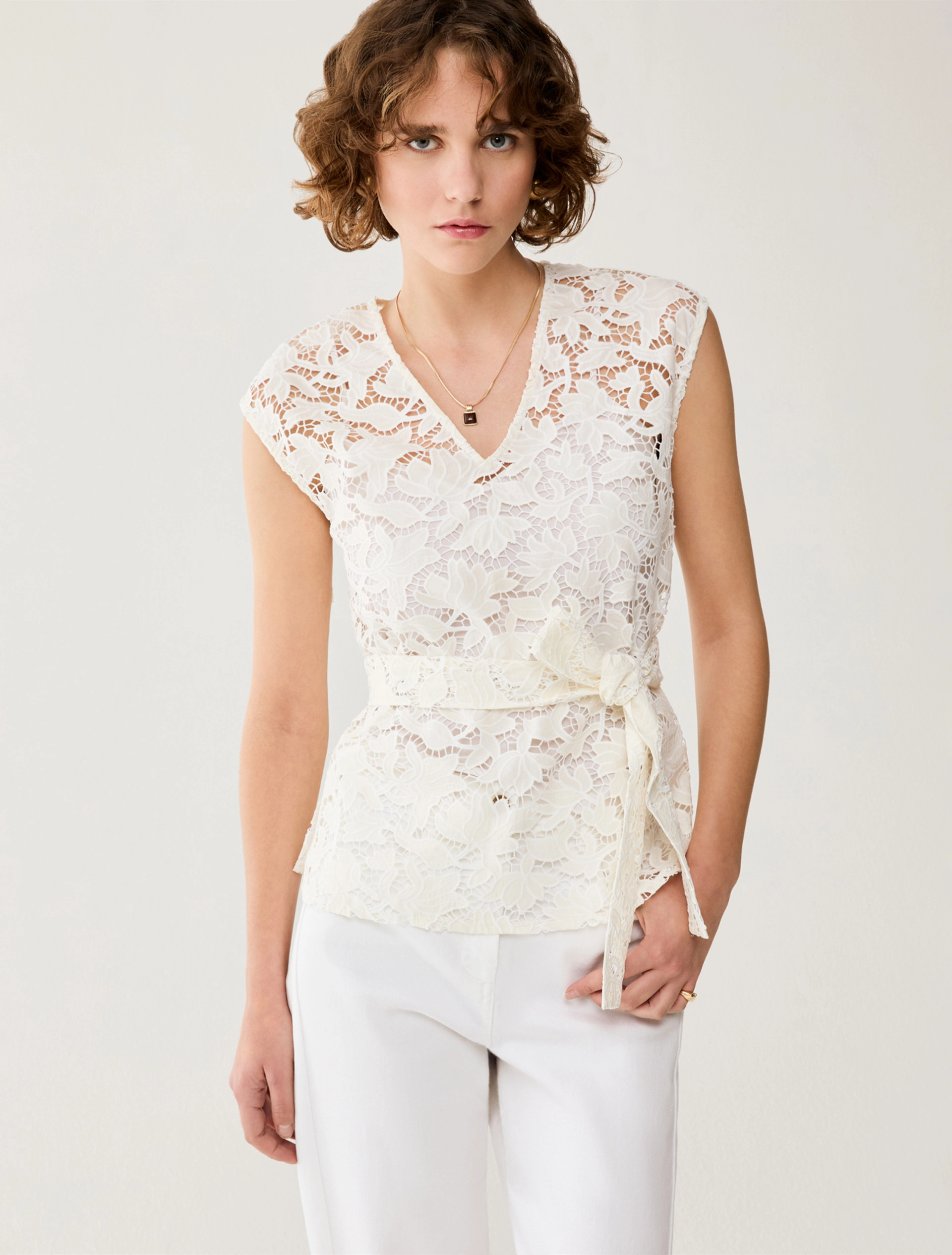 Blusa in cotone sangallo