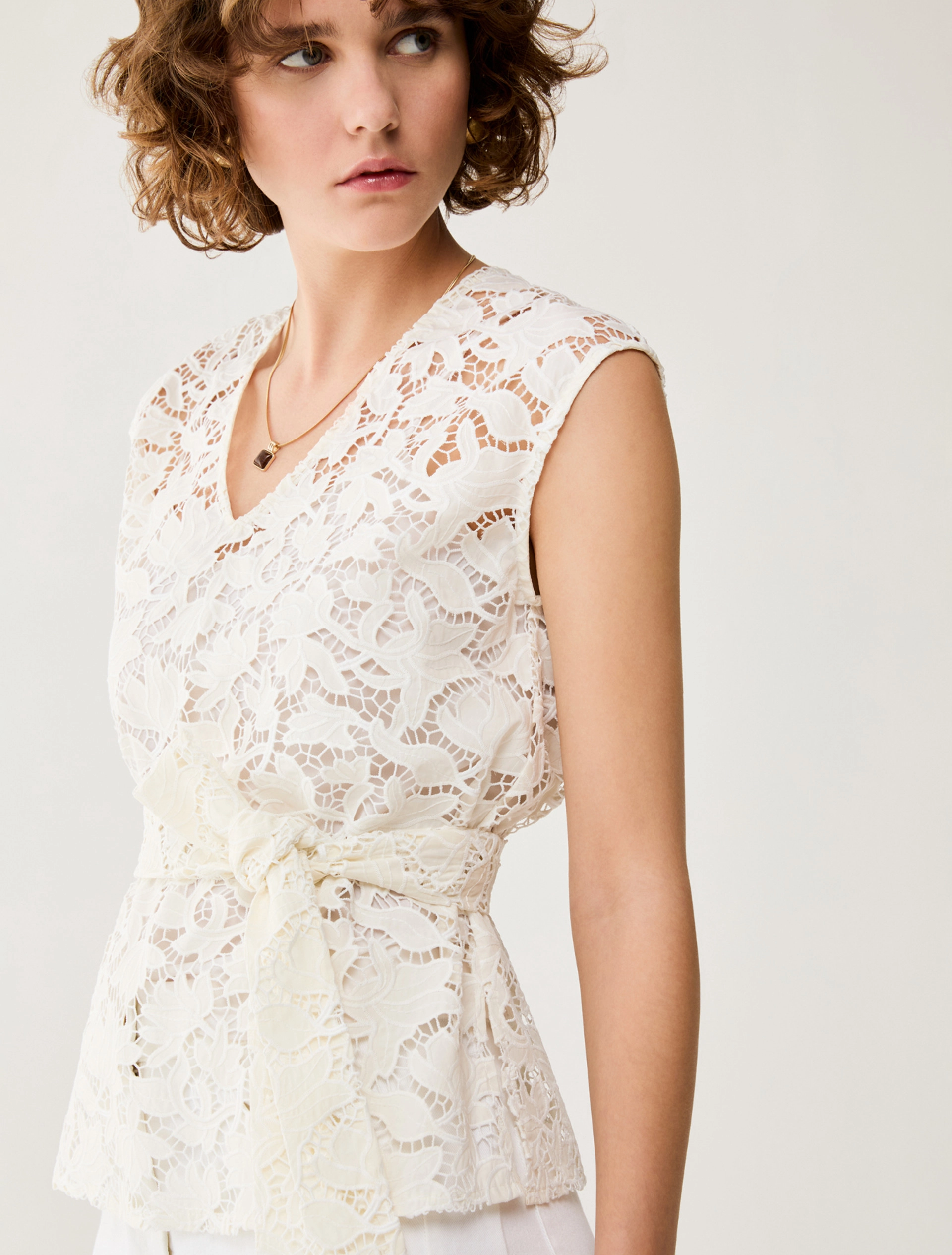 Blusa in cotone sangallo