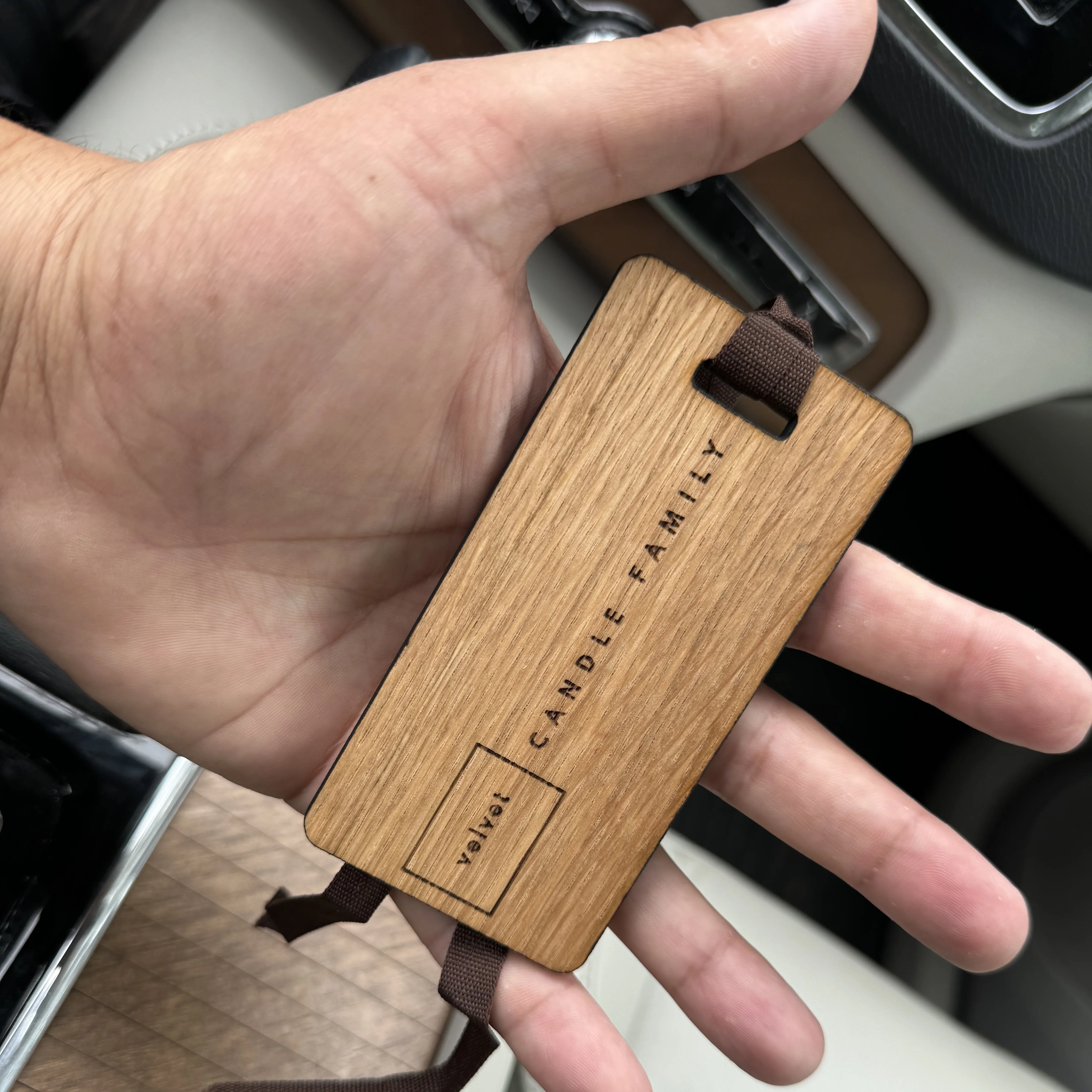 Ąžuolo lukšto pakabinama automobilio aromatinė kortelė