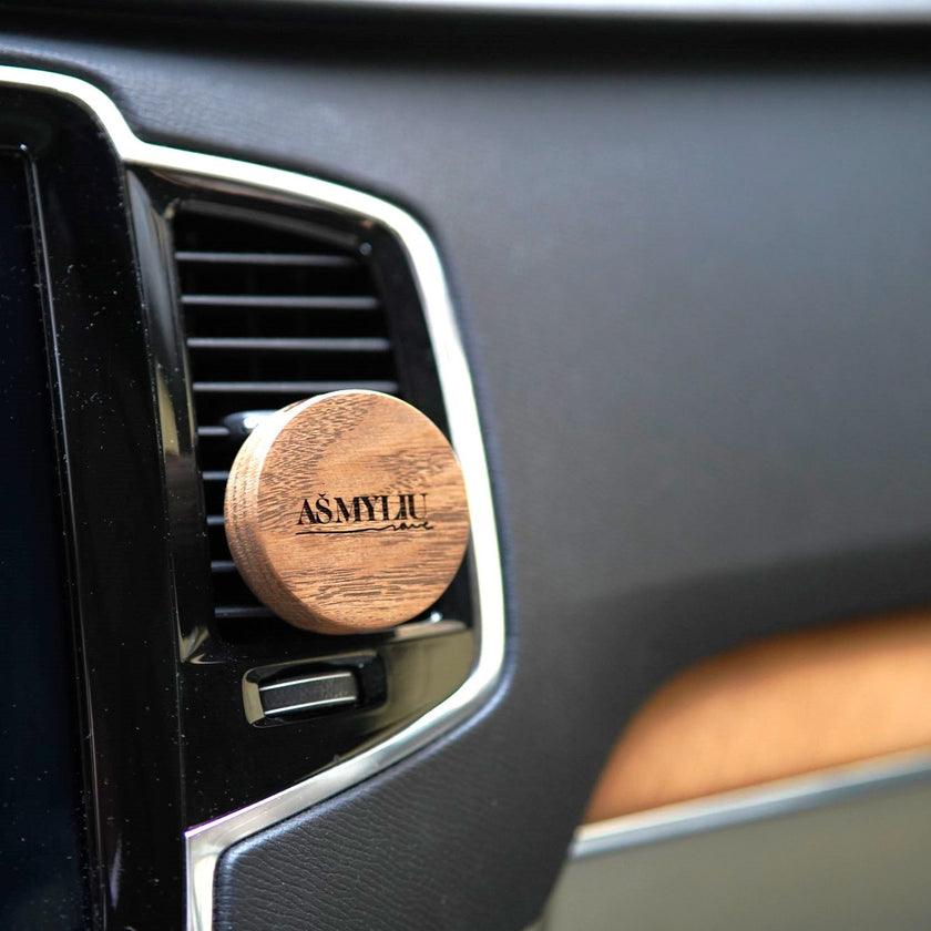Automobilinio kvapo laikiklis su kvapo papildymu „Aš myliu save"