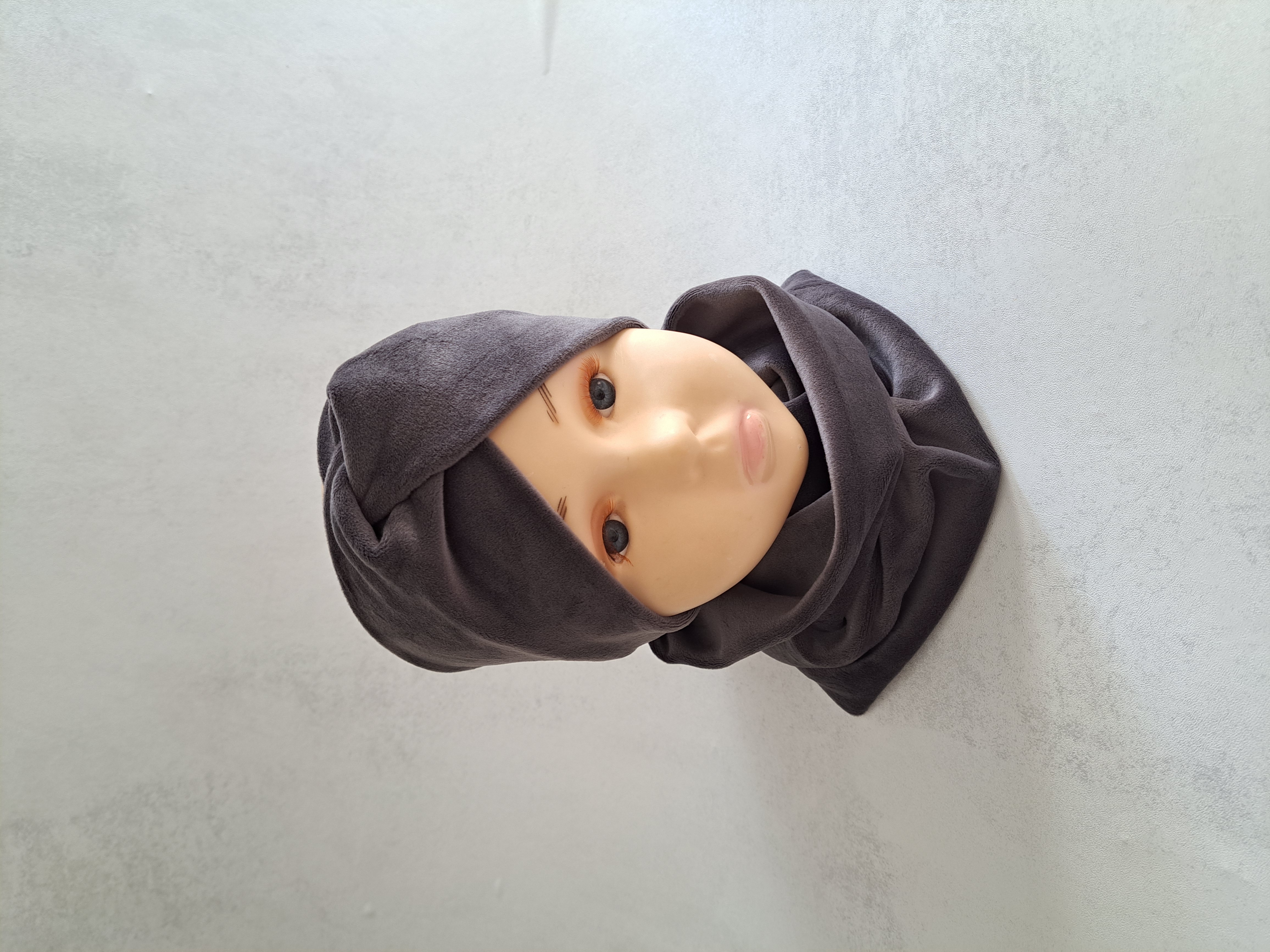 Veliūrinė galvajuostė. Pilka