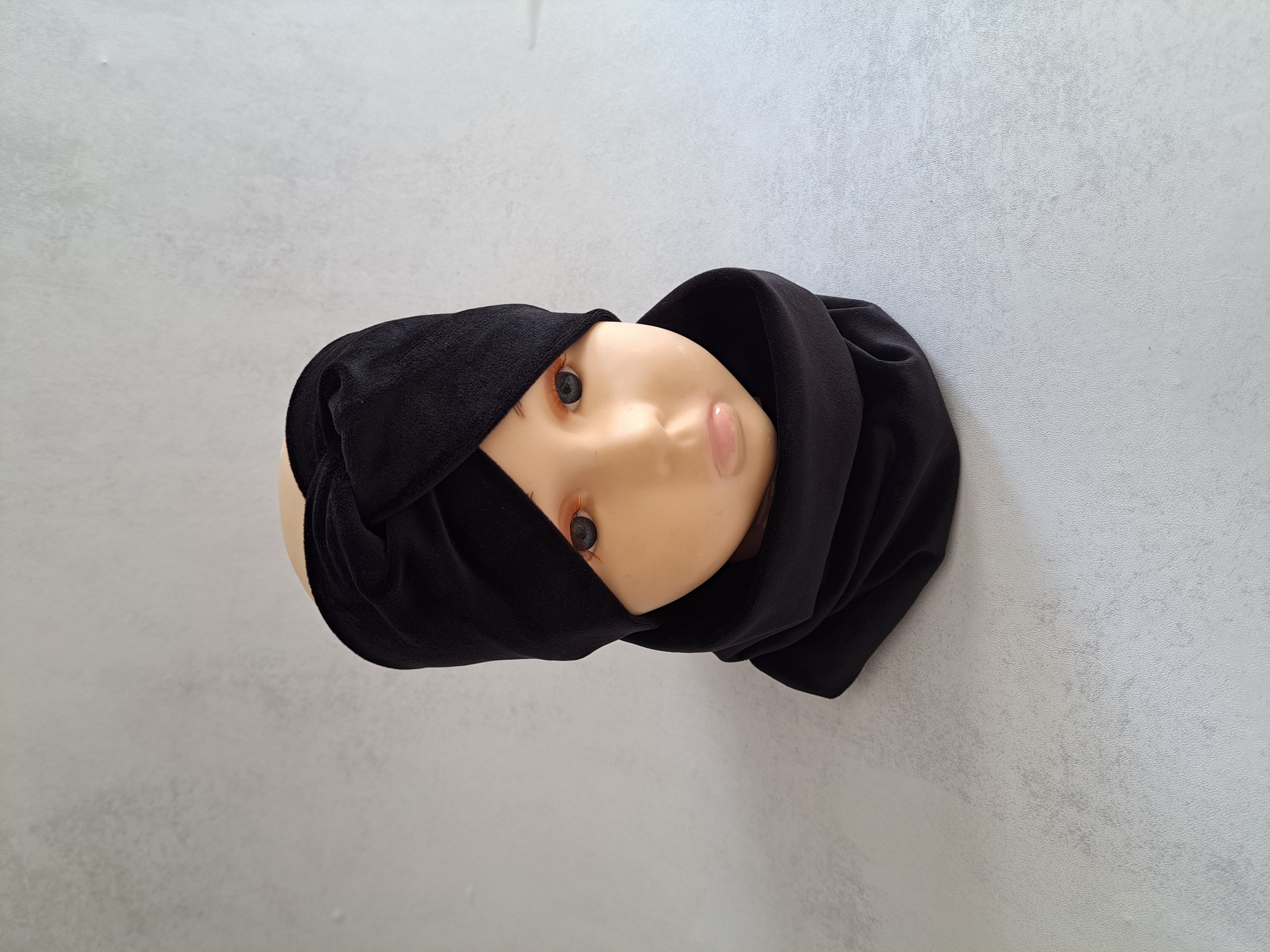 Veliūrinė galvajuostė. Juoda