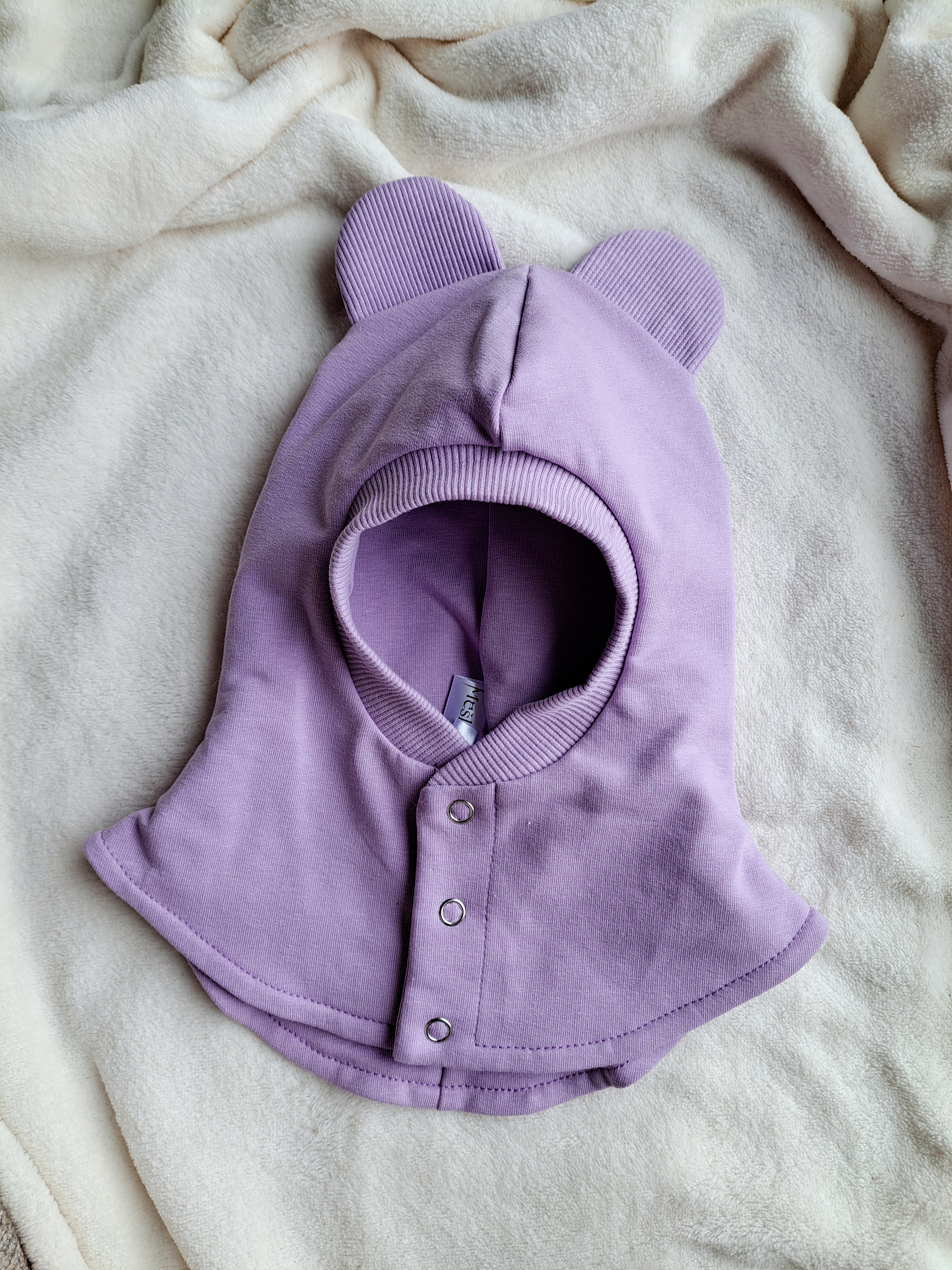 Alyvinis šalmukas su ausytėmis