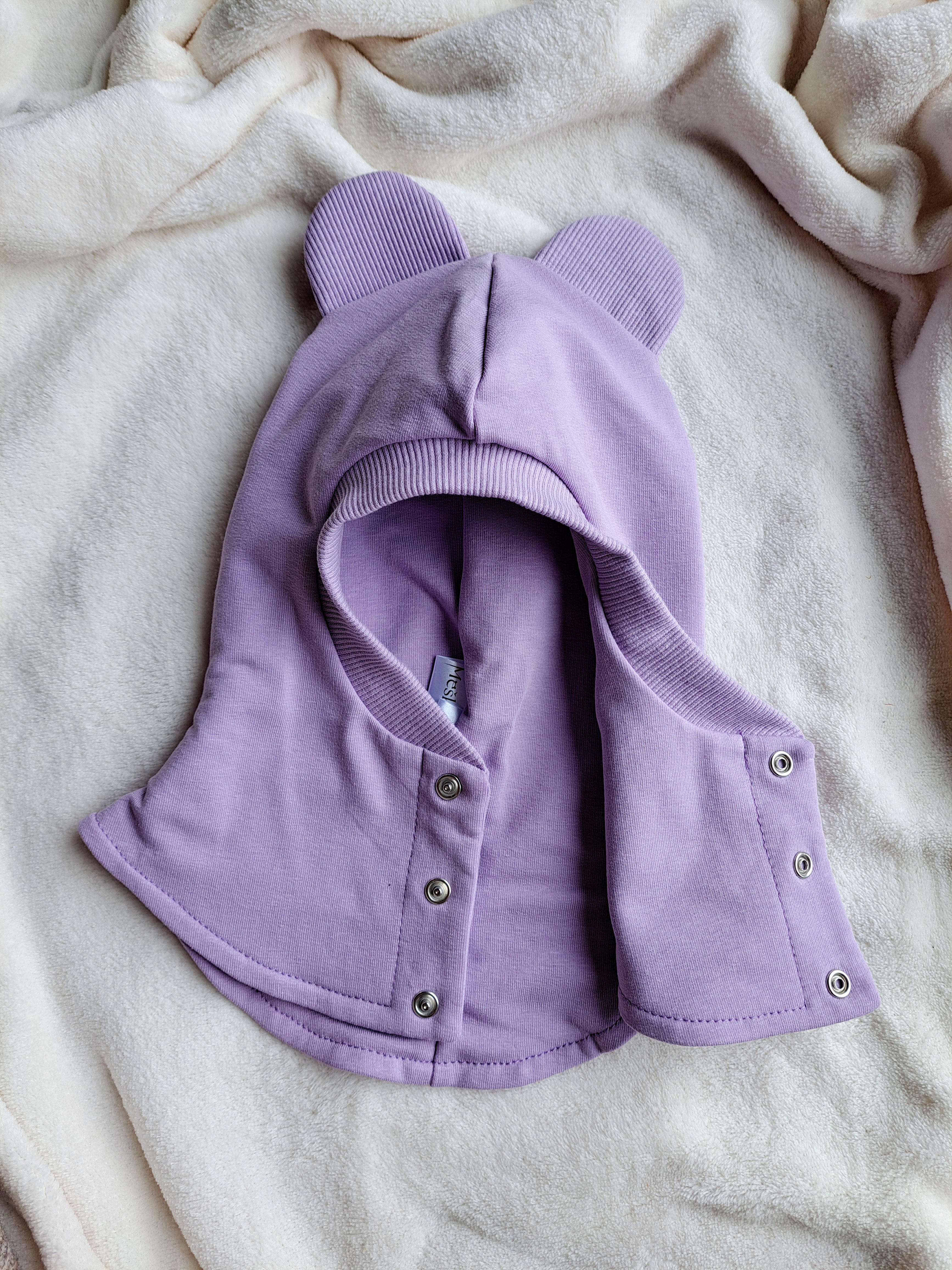 Alyvinis šalmukas su ausytėmis