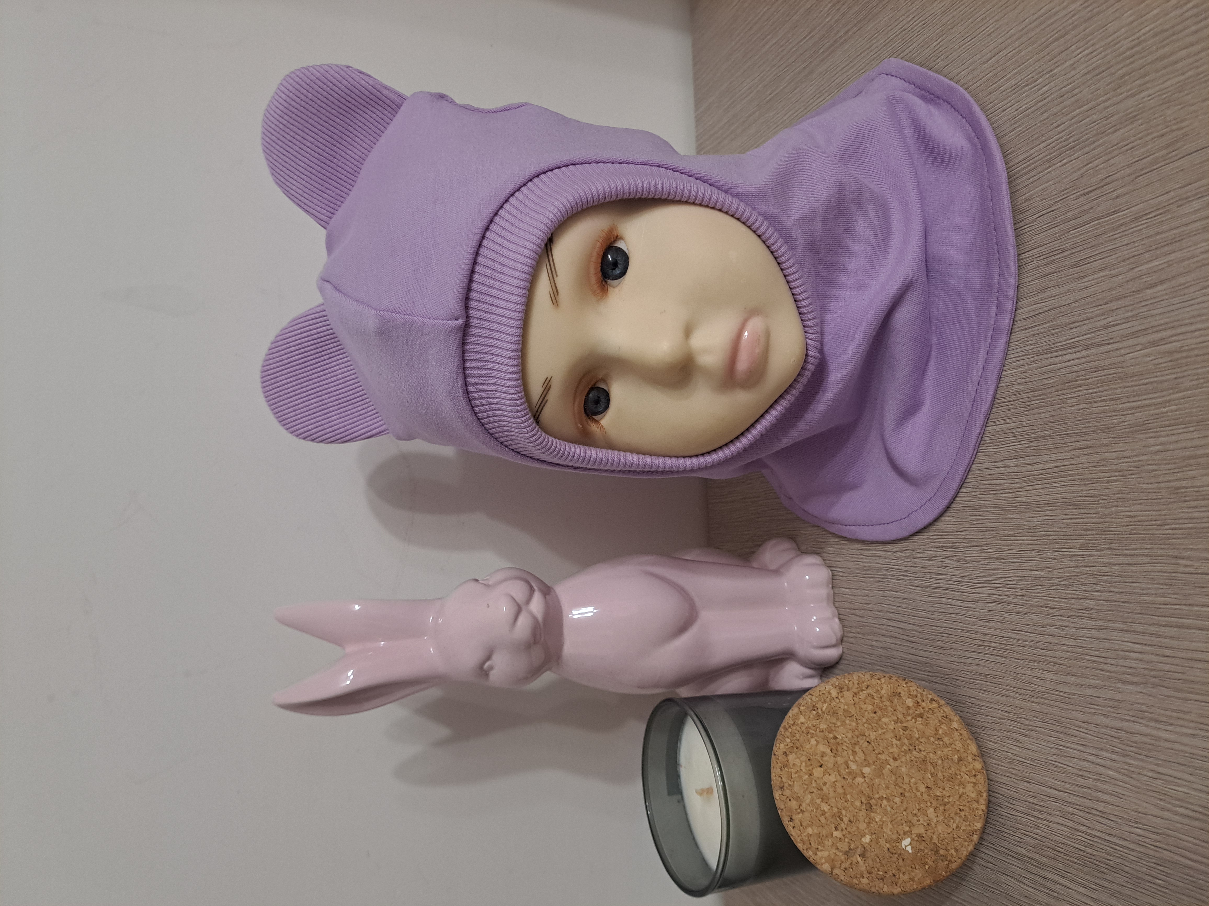 Alyvinis šalmukas su ausytėmis