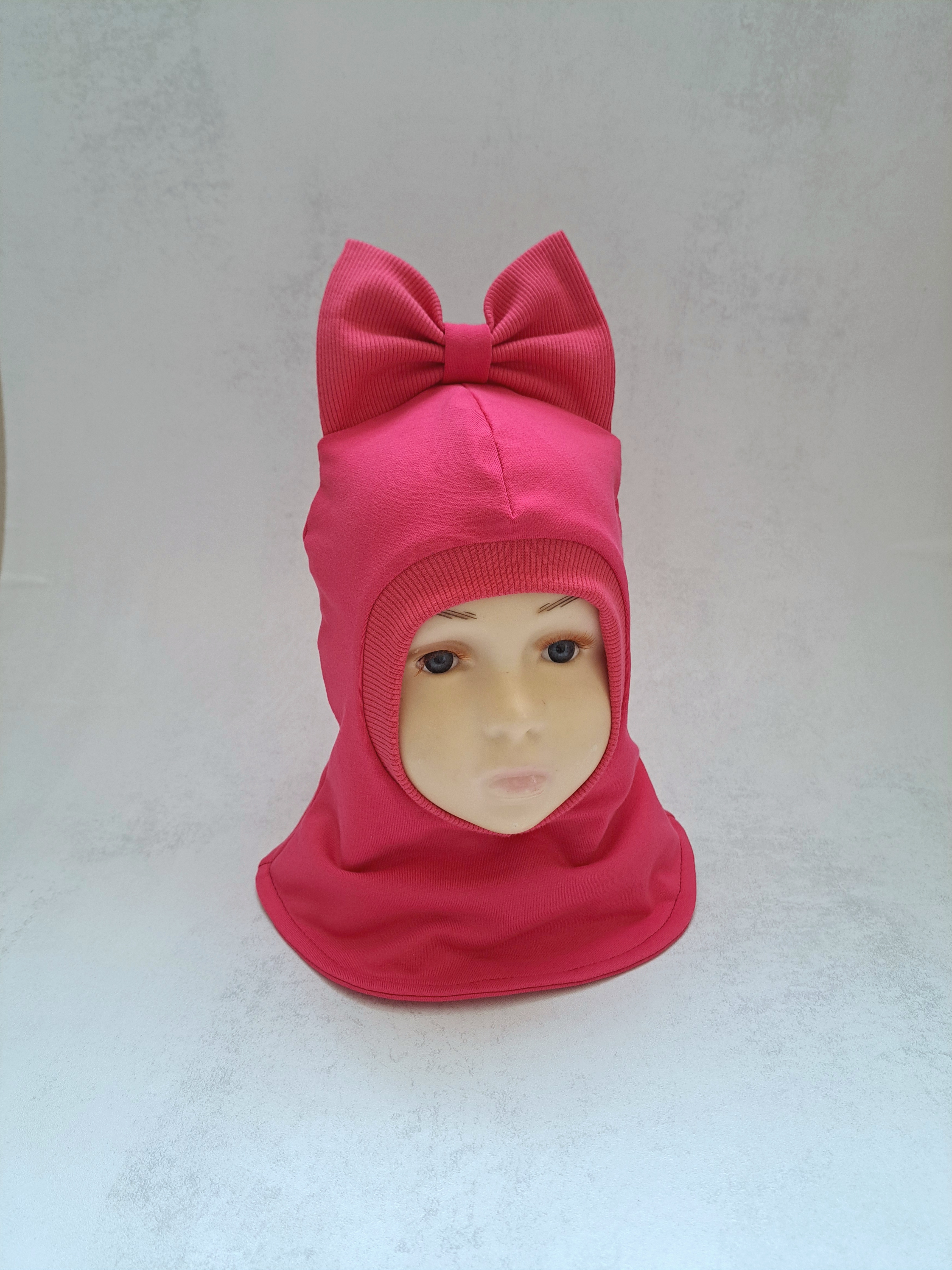 Ryškiai rožinis šalmukas su kaspinu