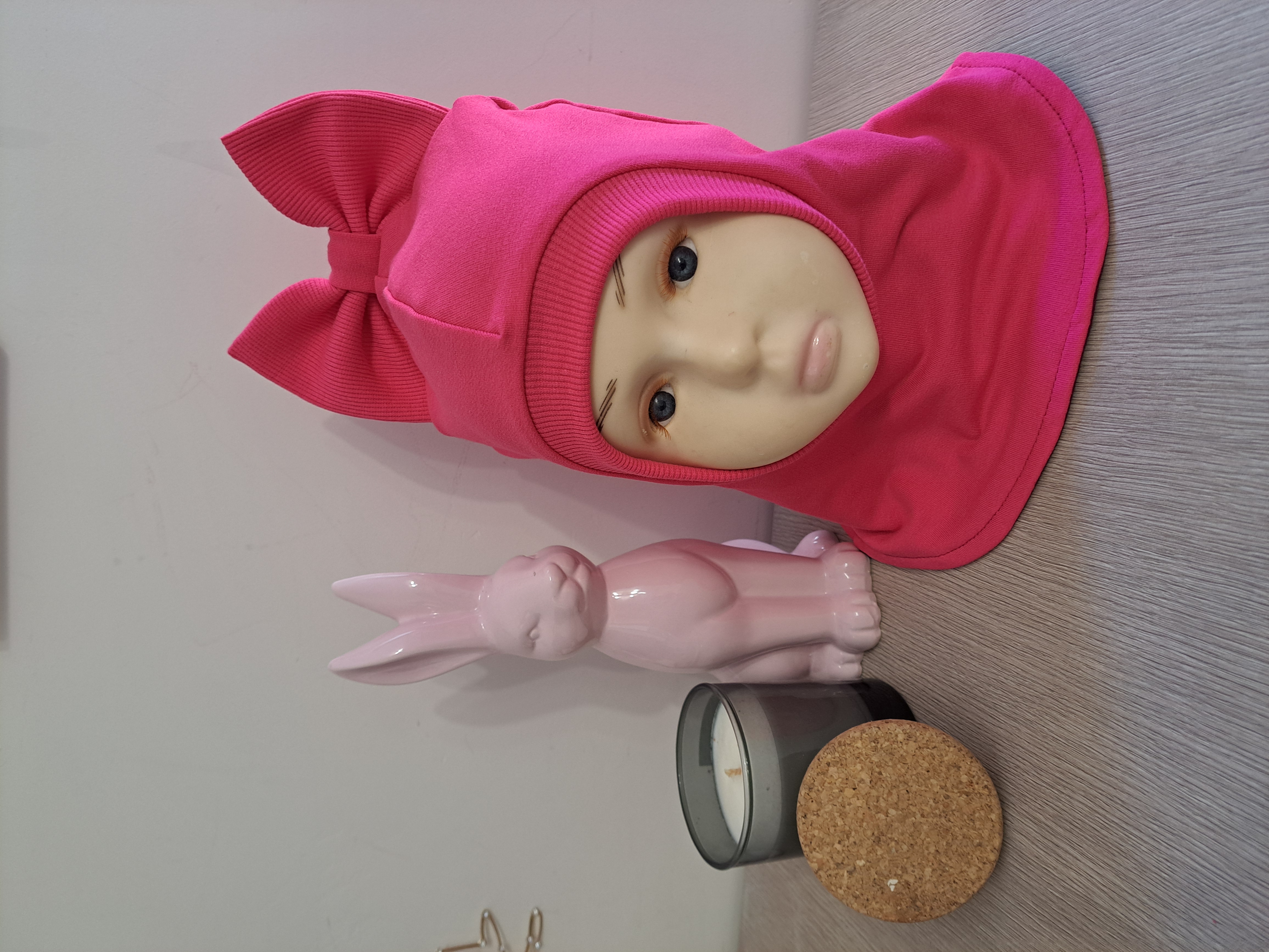 Ryškiai rožinis šalmukas su kaspinu