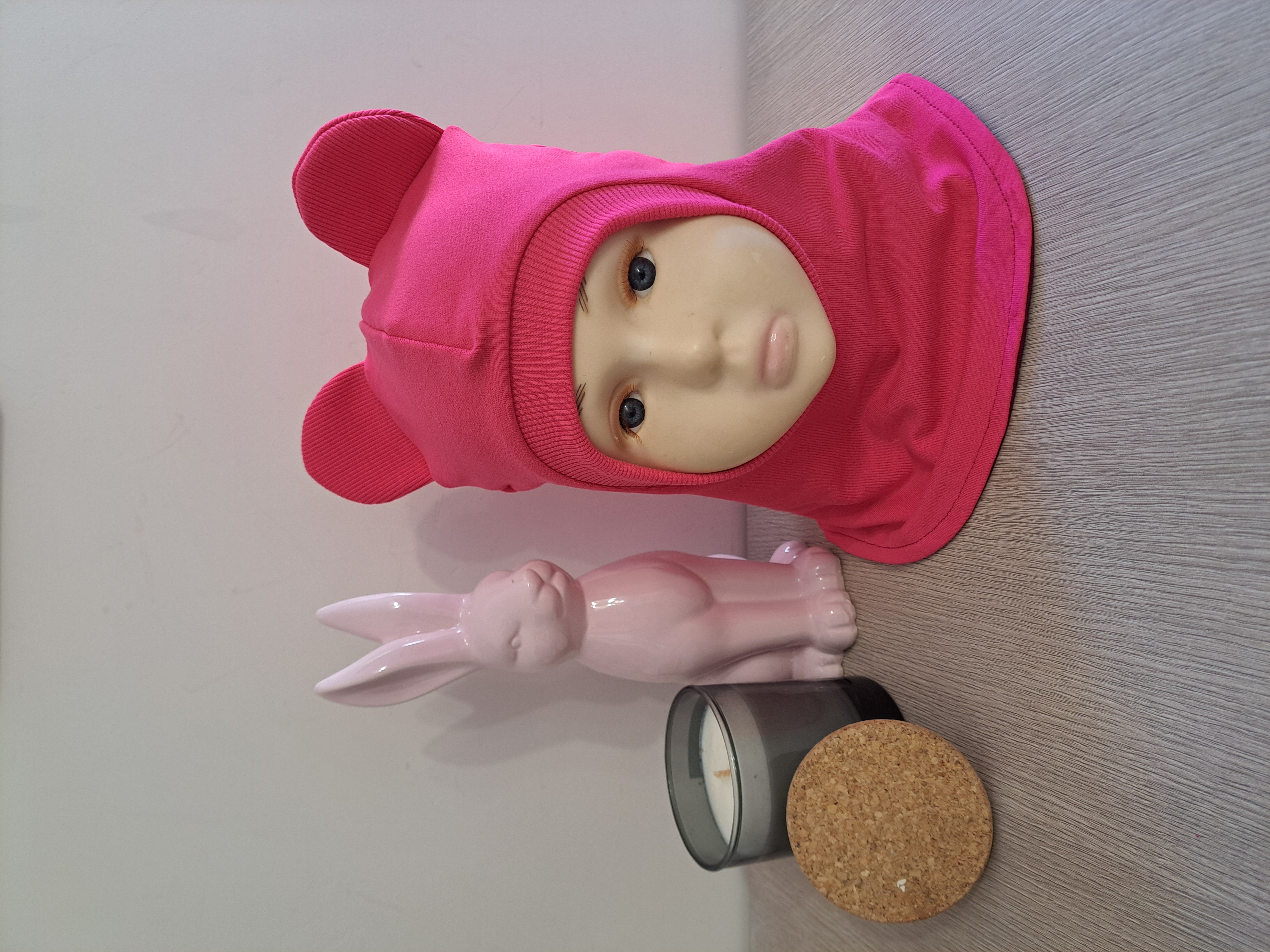 Ryškiai rožinis šalmukas su ausytėmis