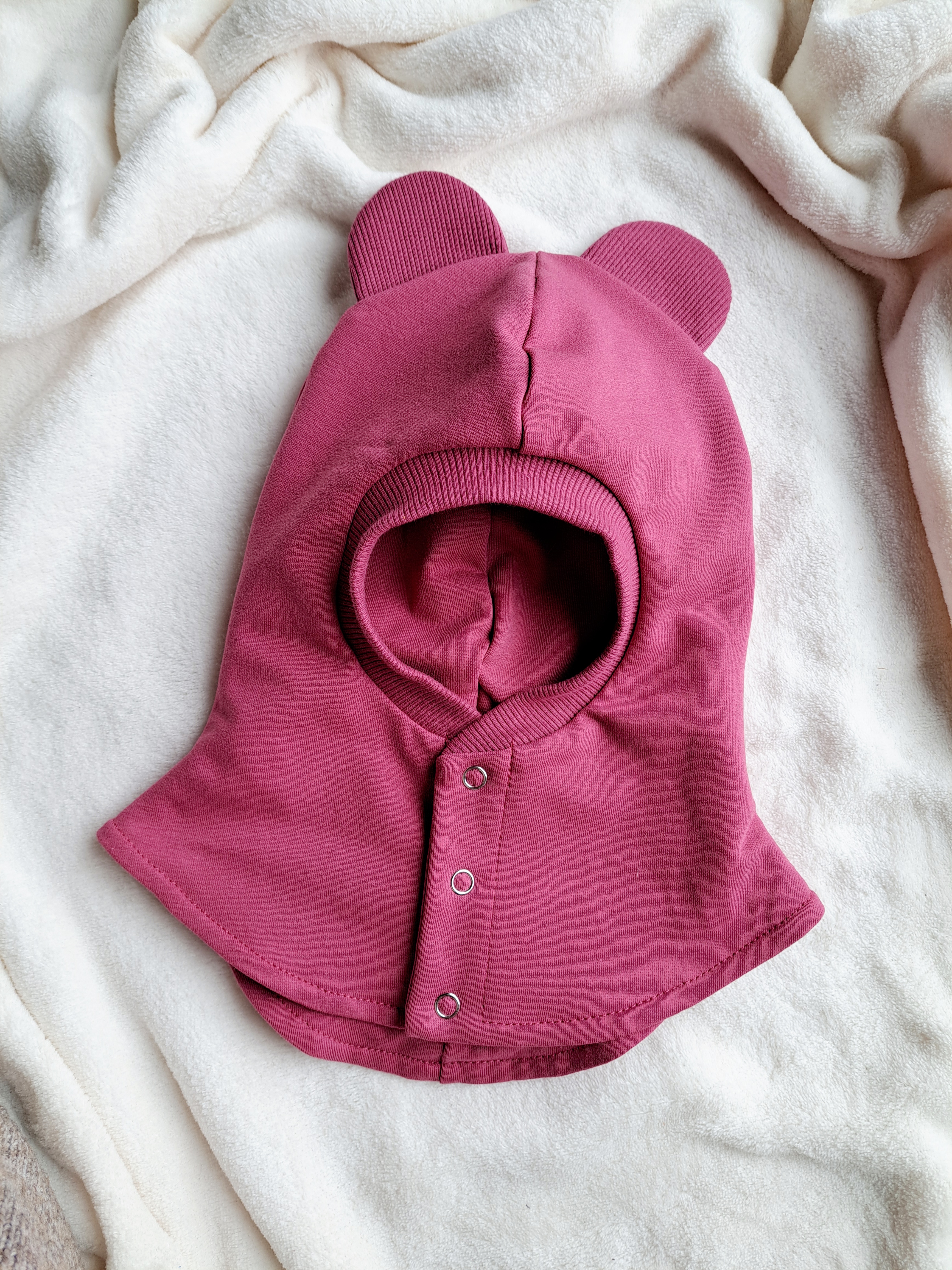 Gesintos avietės šalmukas su ausytėmis