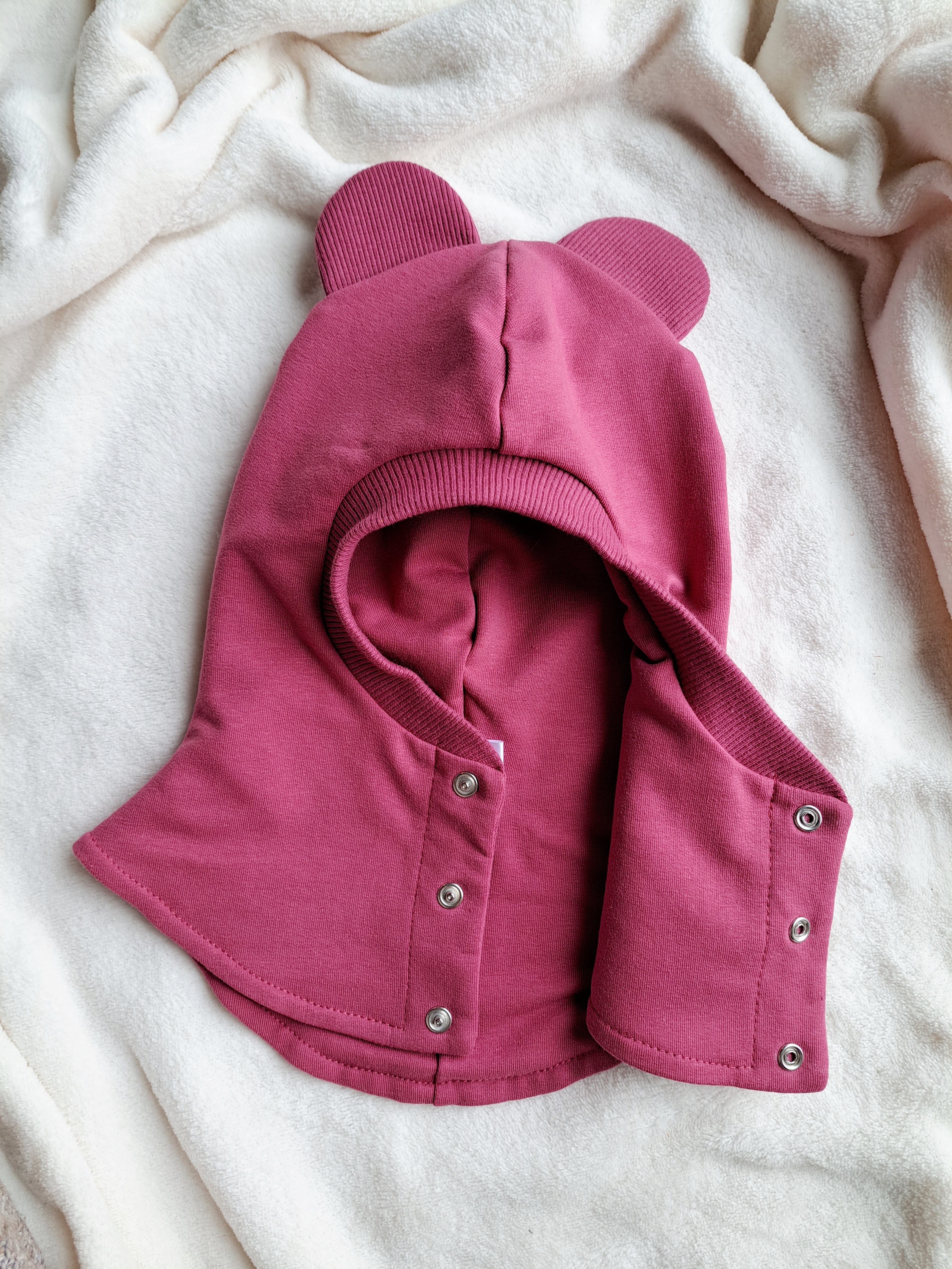 Gesintos avietės šalmukas su ausytėmis