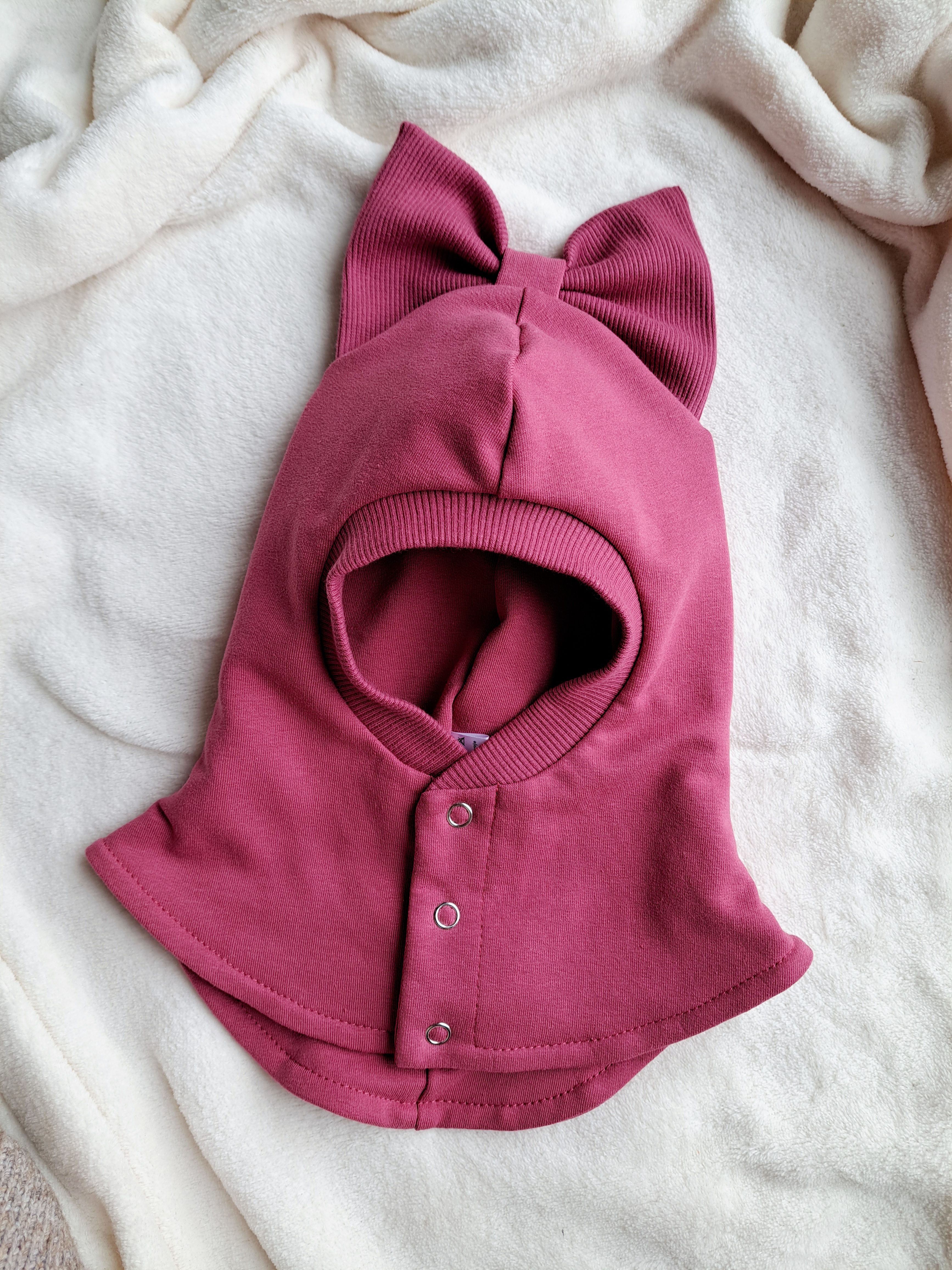 Gesintos avietės šalmukas su kaspinu