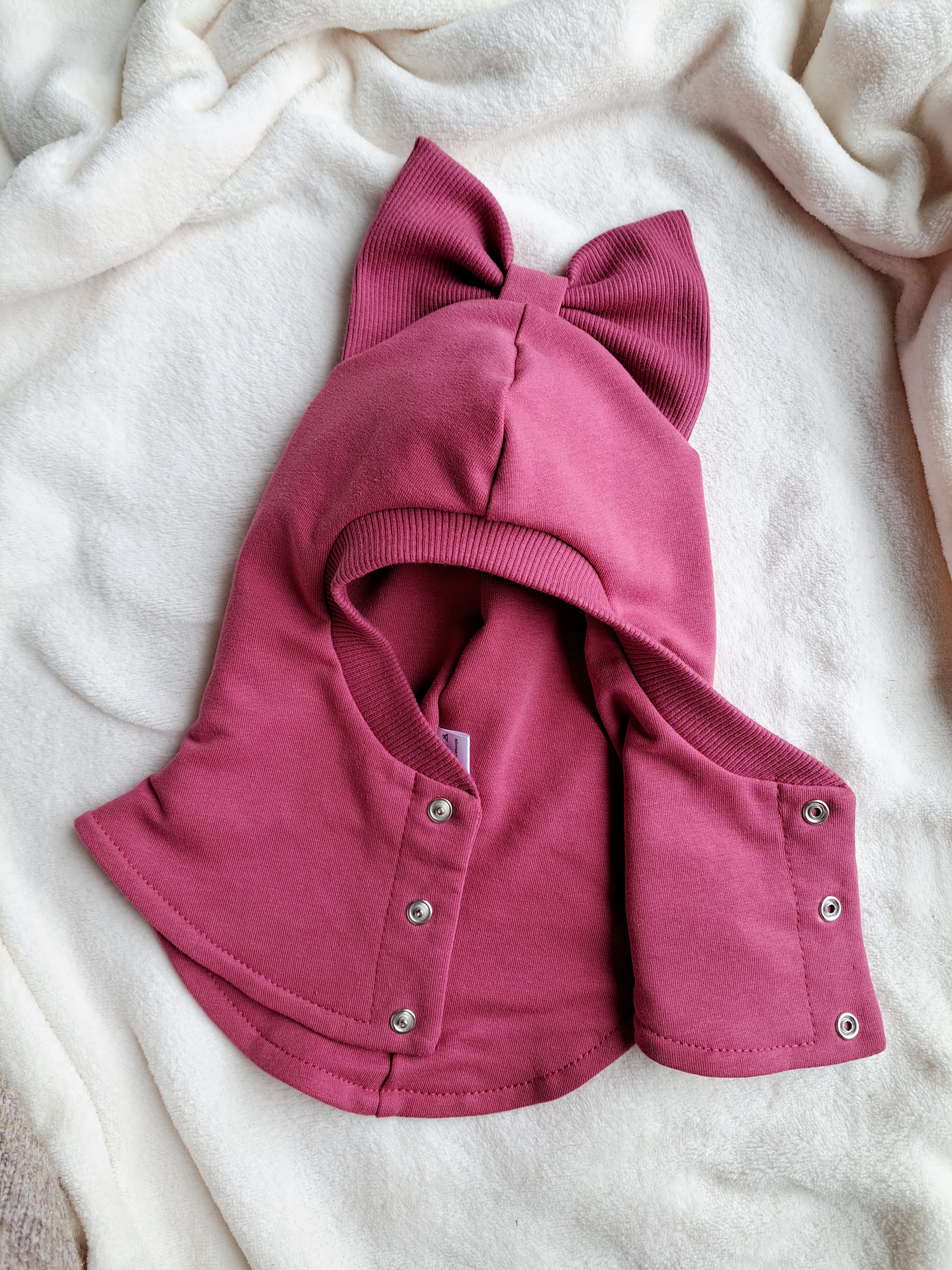 Gesintos avietės šalmukas su kaspinu