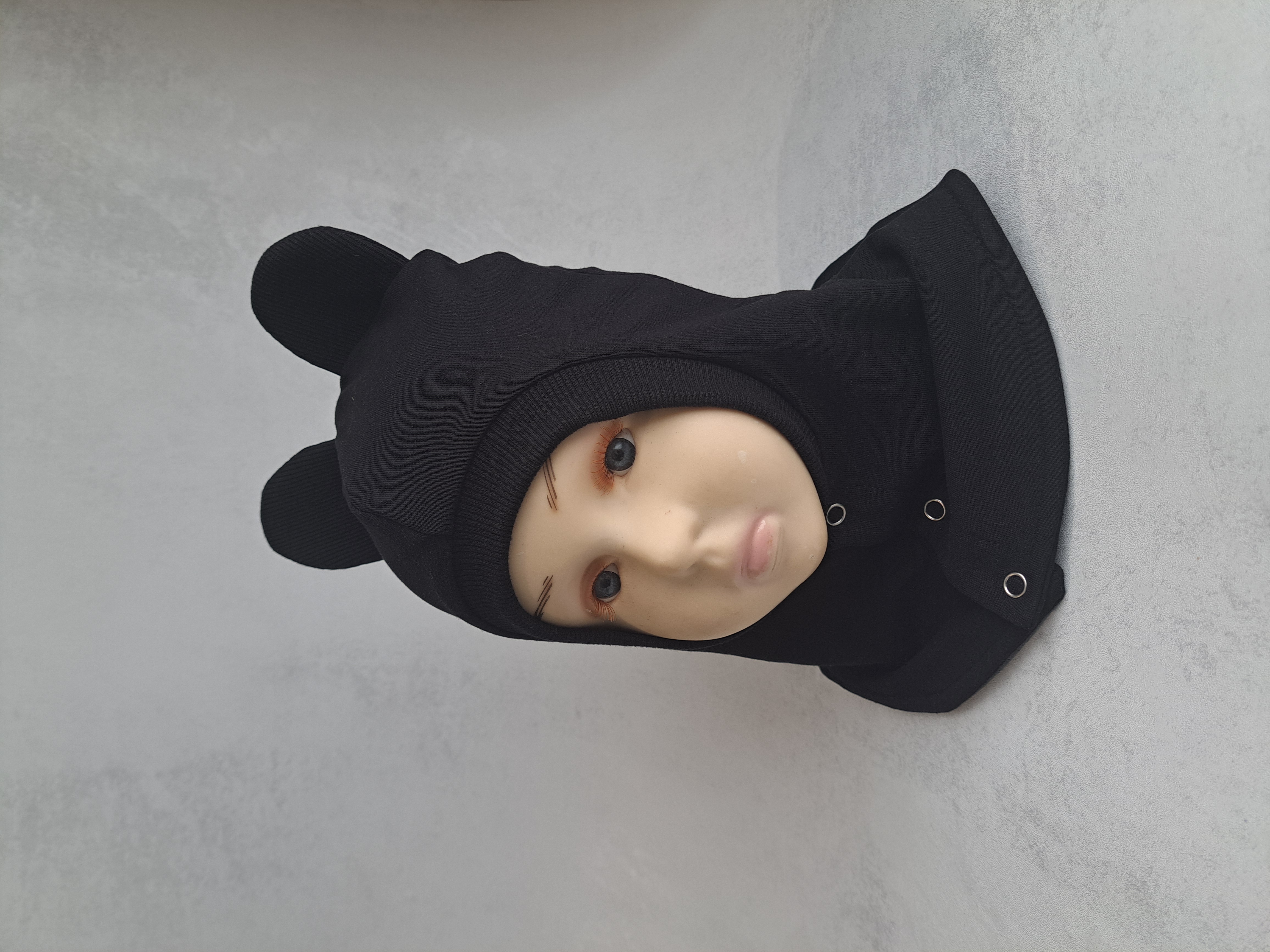 Juodas šalmukas su ausytėmis