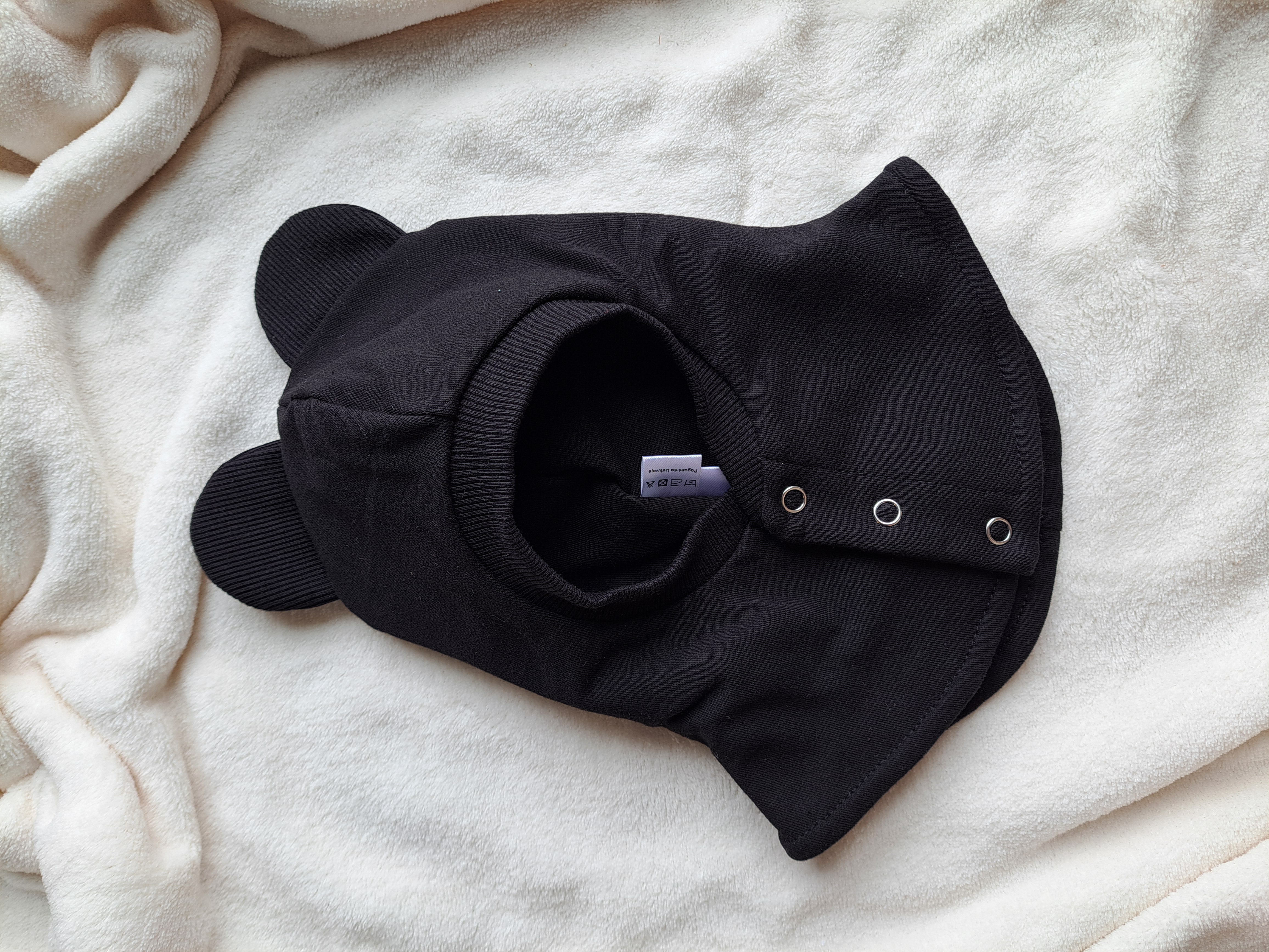 Juodas šalmukas su ausytėmis