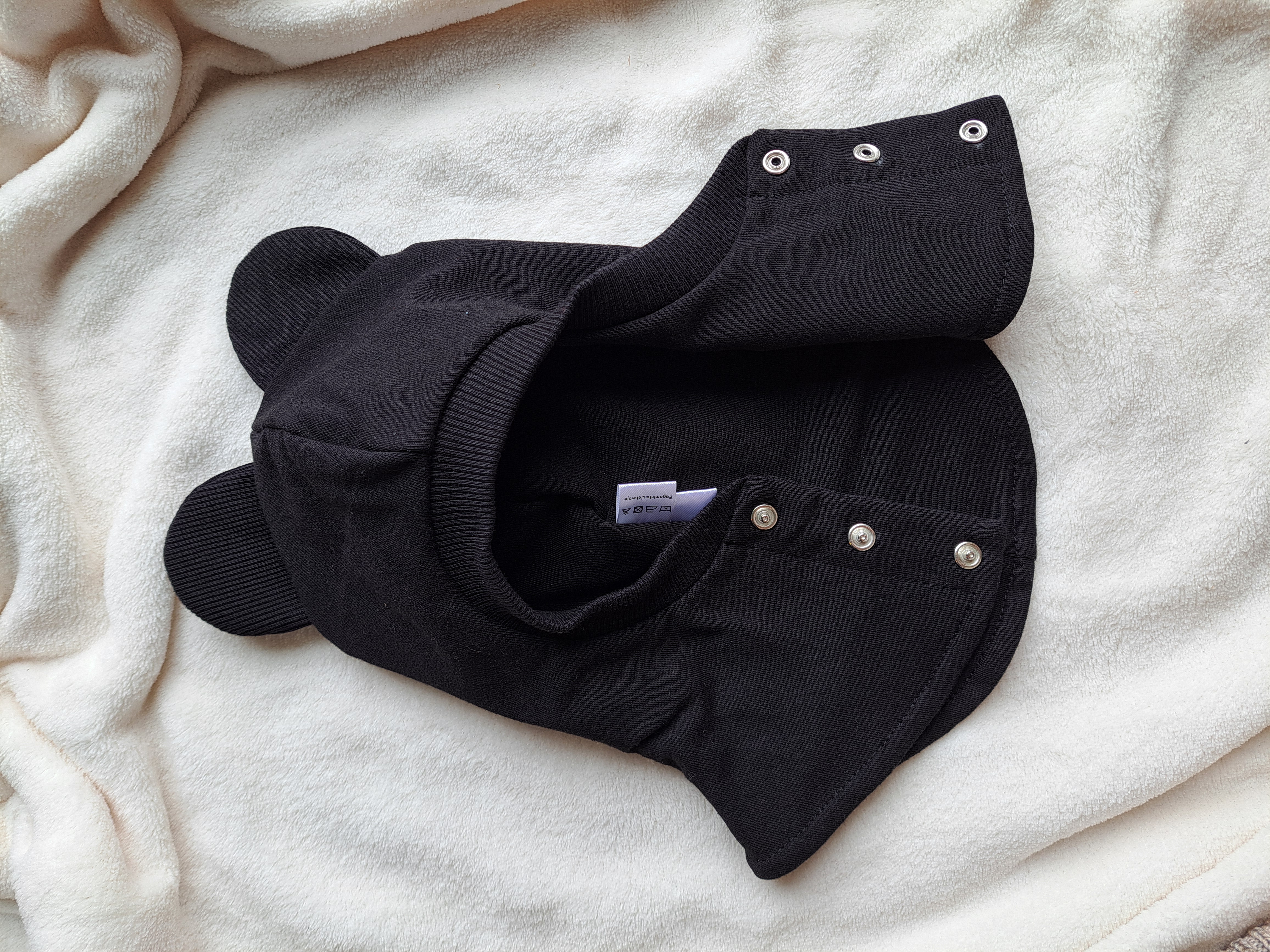 Juodas šalmukas su ausytėmis