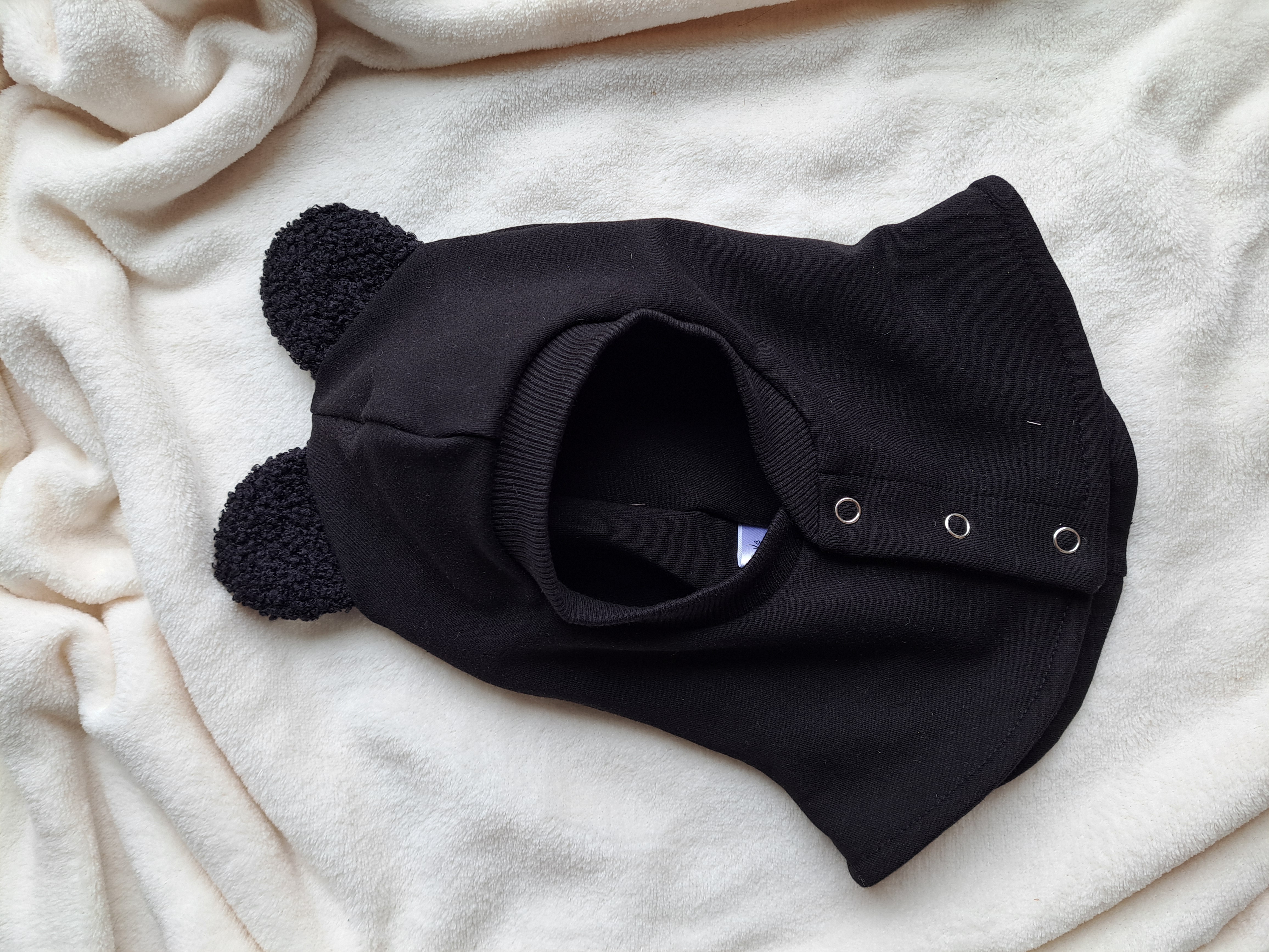 Juodas šalmukas su teddy ausytėmis