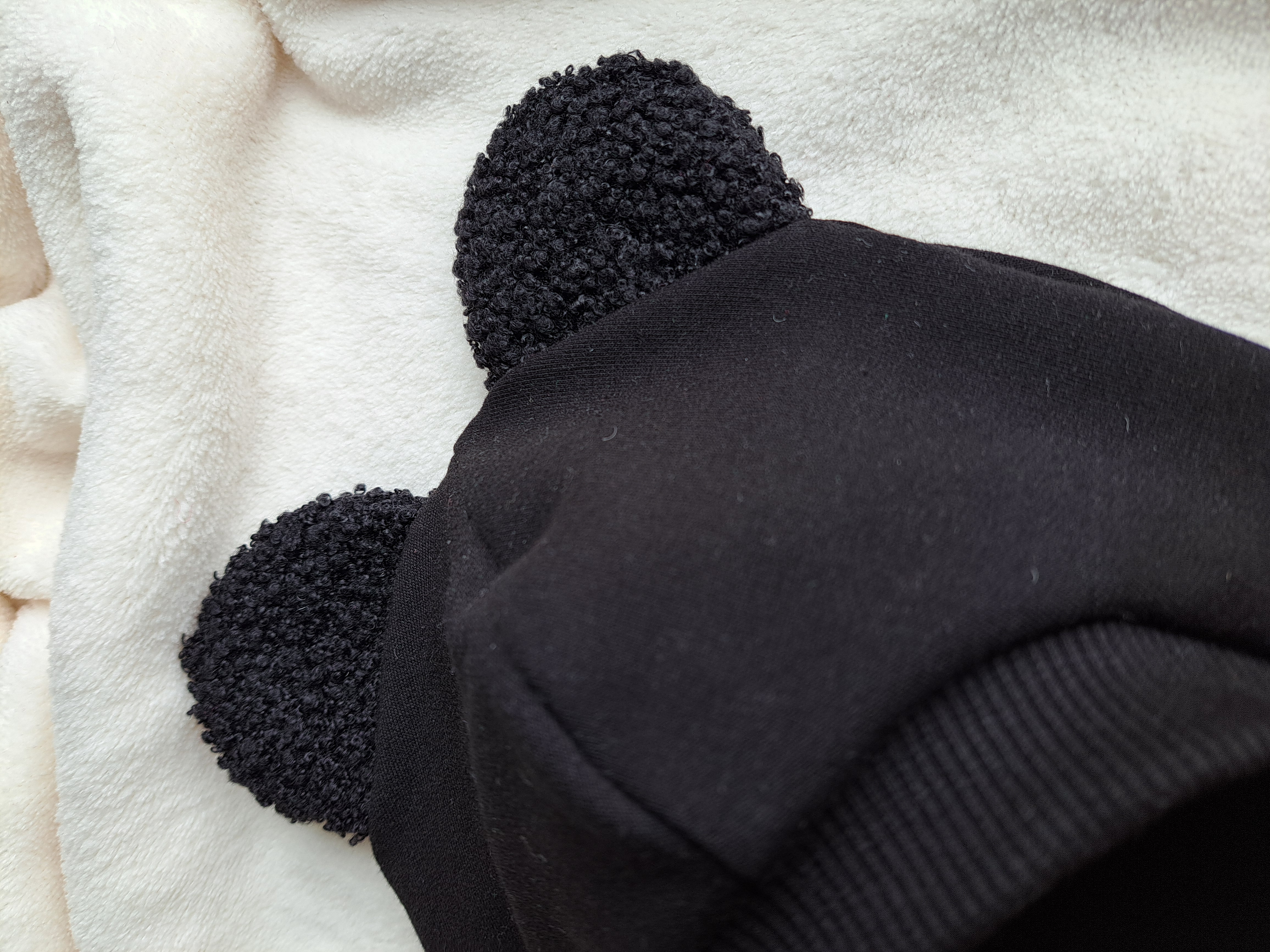 Juodas šalmukas su teddy ausytėmis