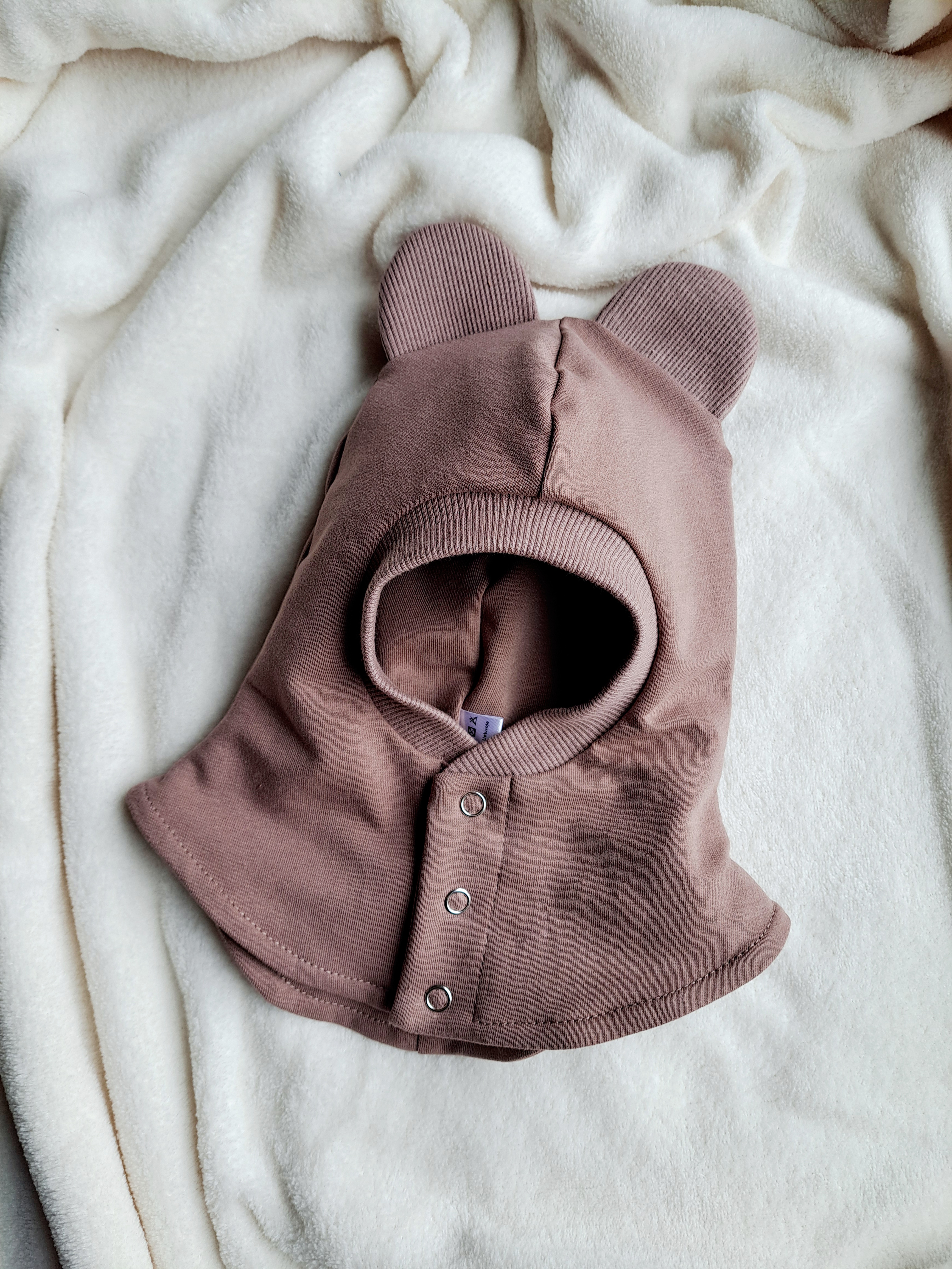 Kakavinis šalmukas su ausytėmis