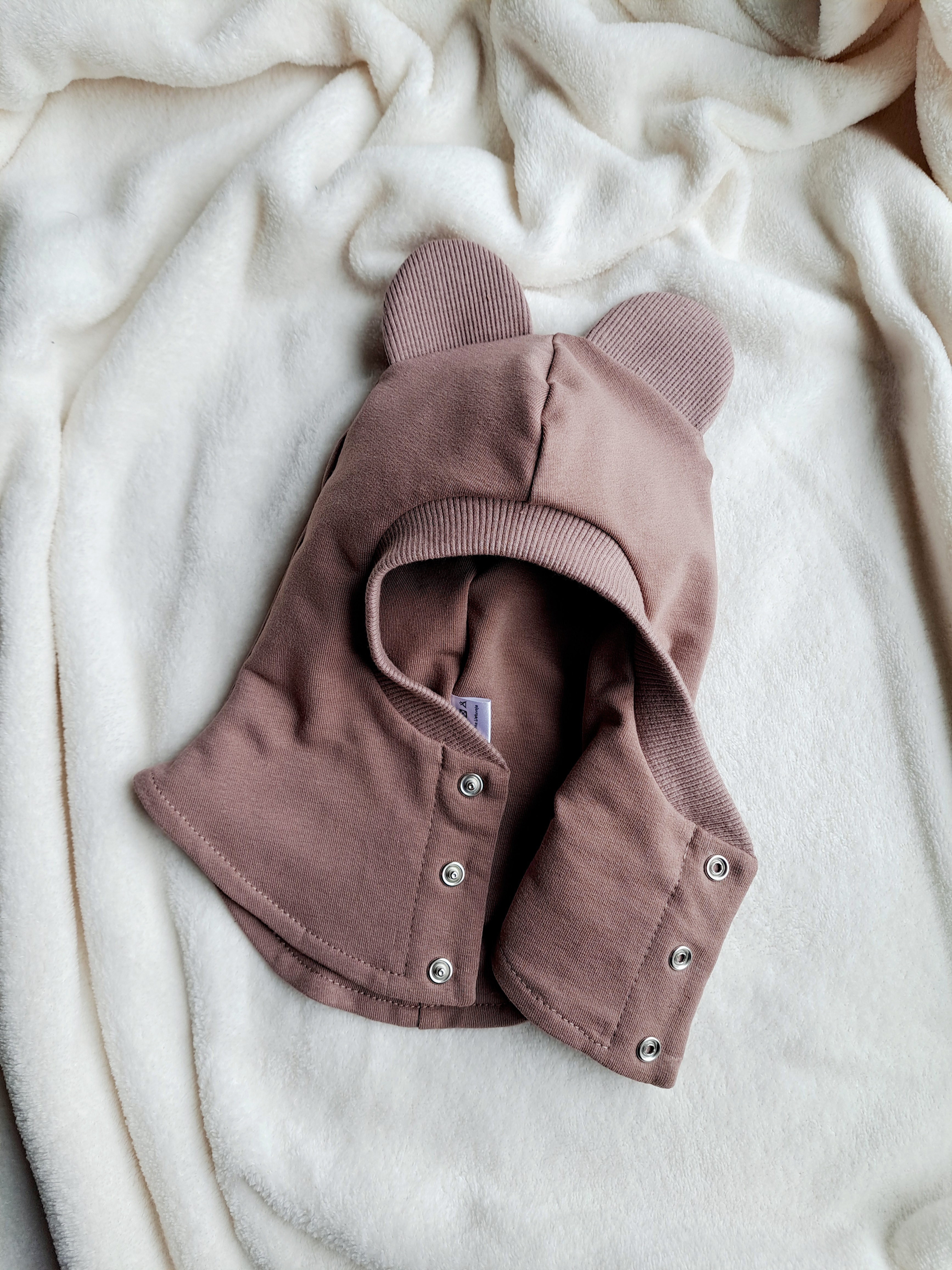 Kakavinis šalmukas su ausytėmis