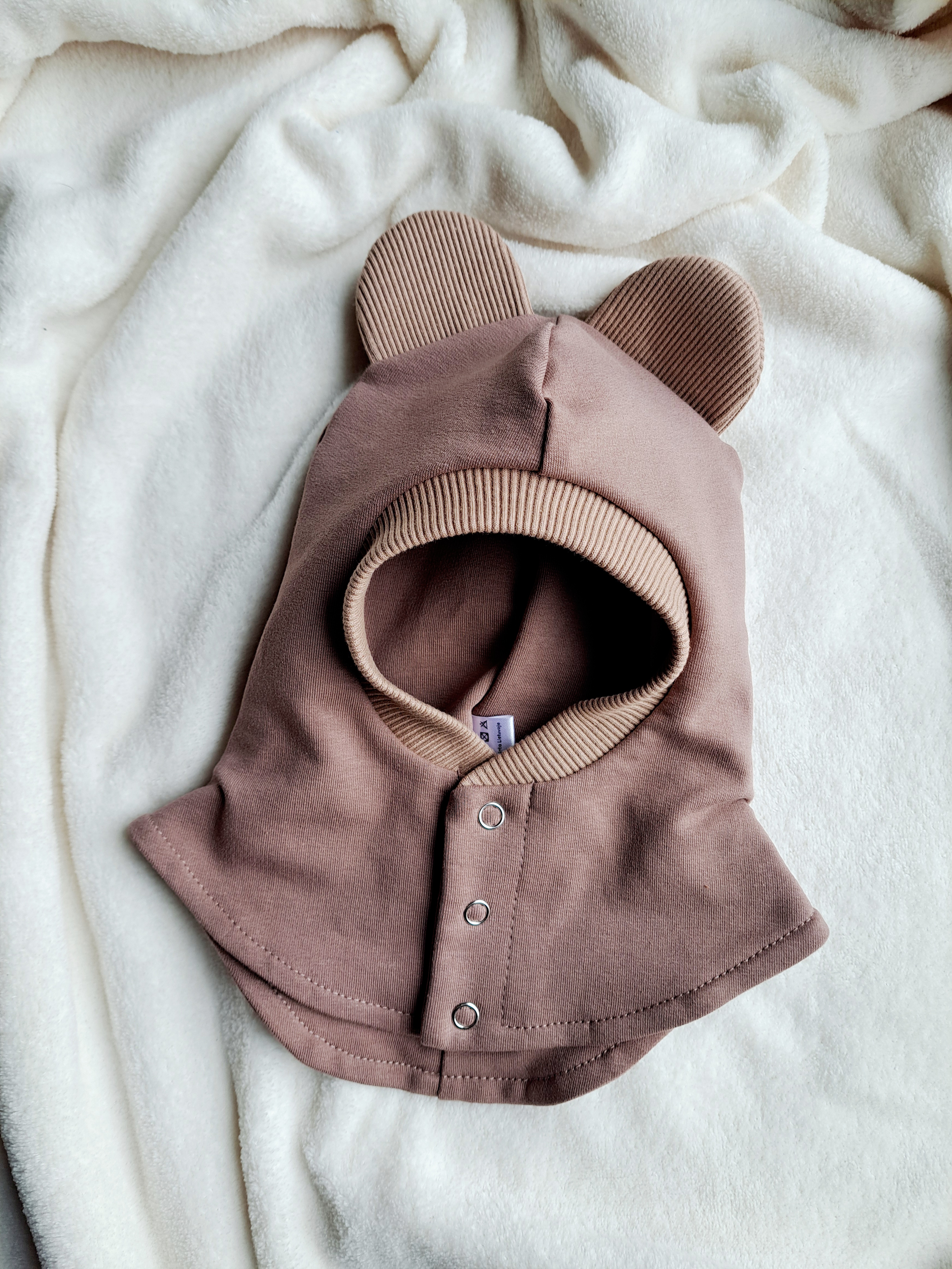 Kakavinis šalmukas su ausytėmis