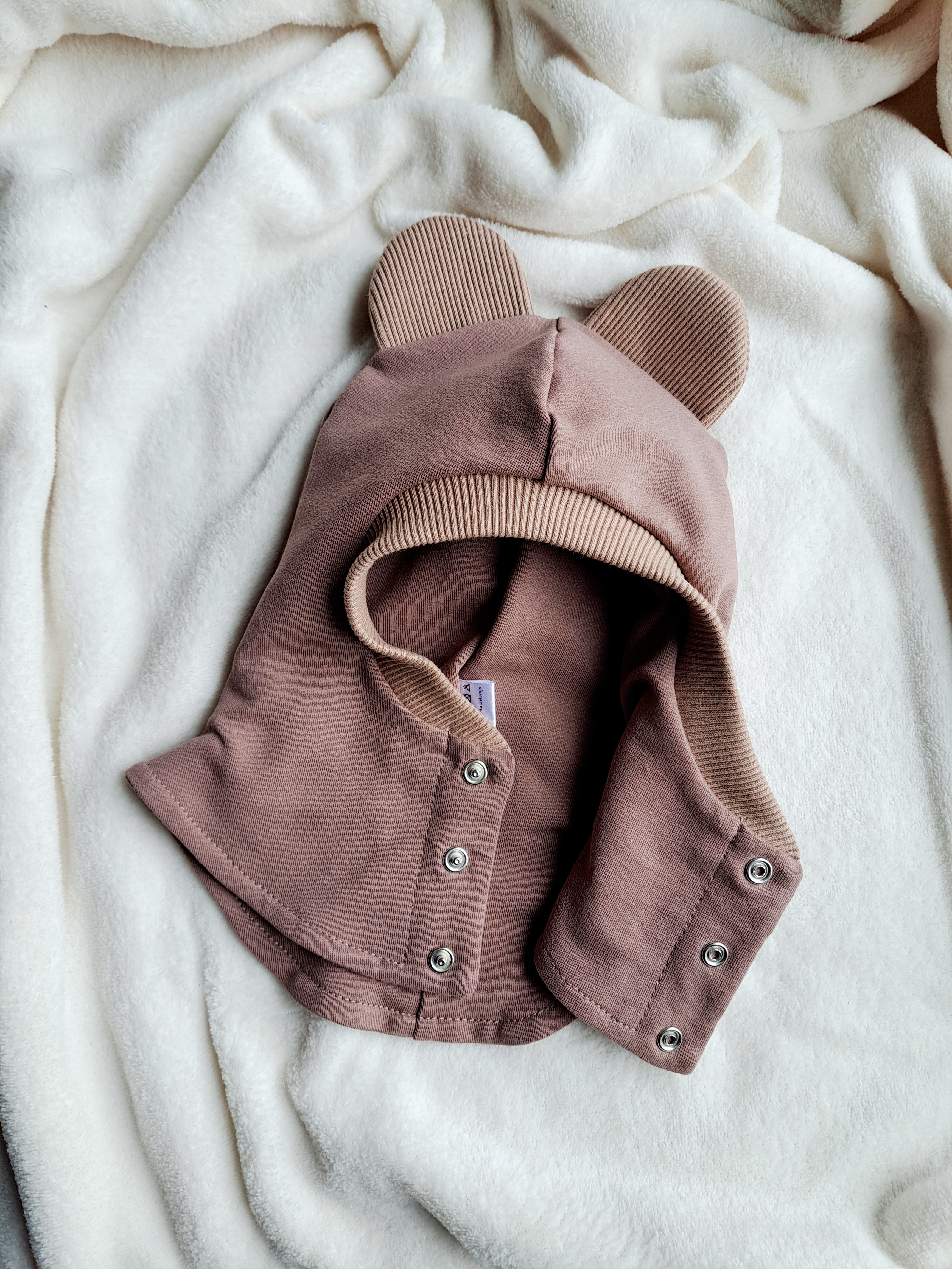 Kakavinis šalmukas su ausytėmis