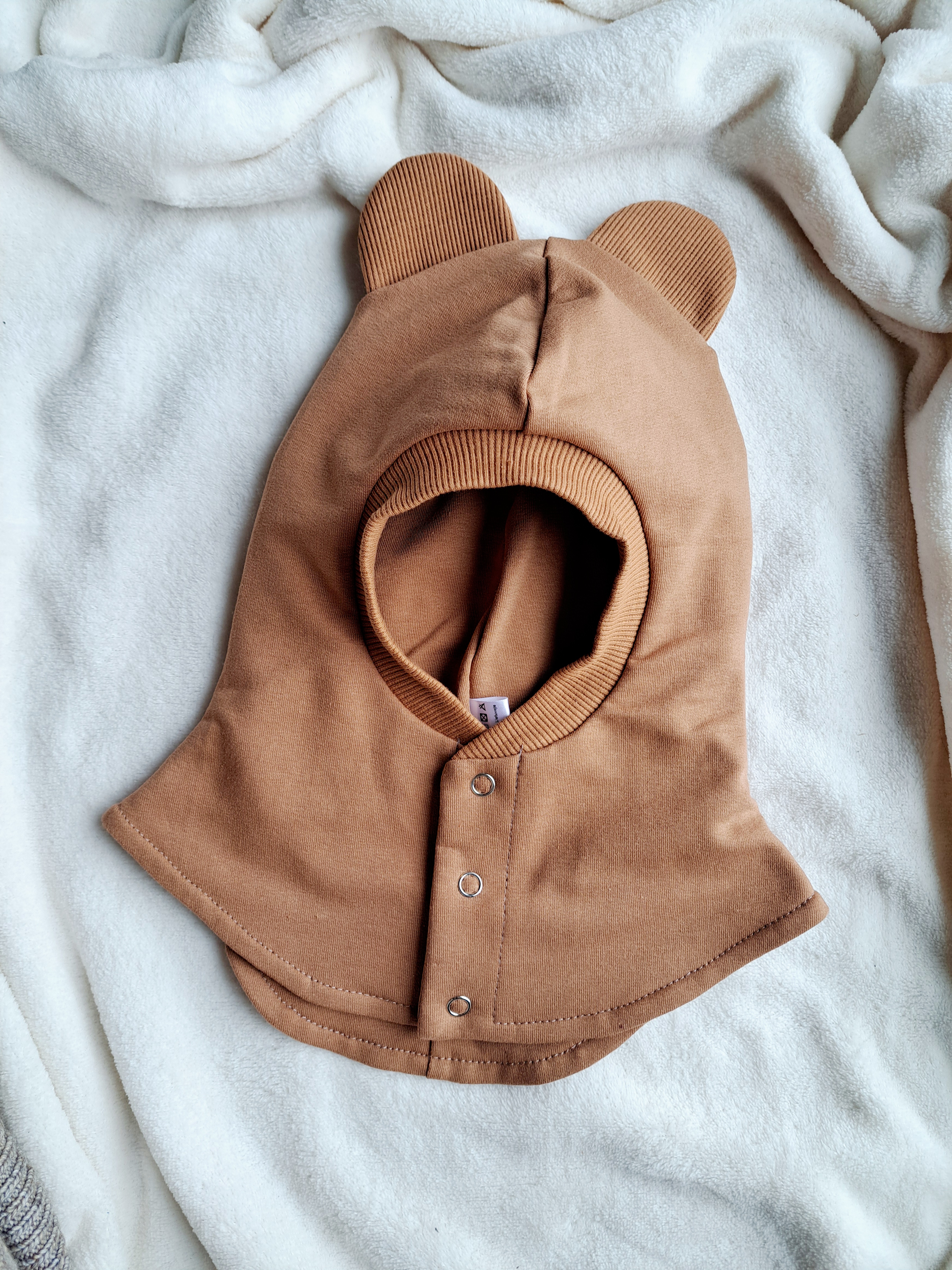 Karamelinis šalmukas su ausytėmis