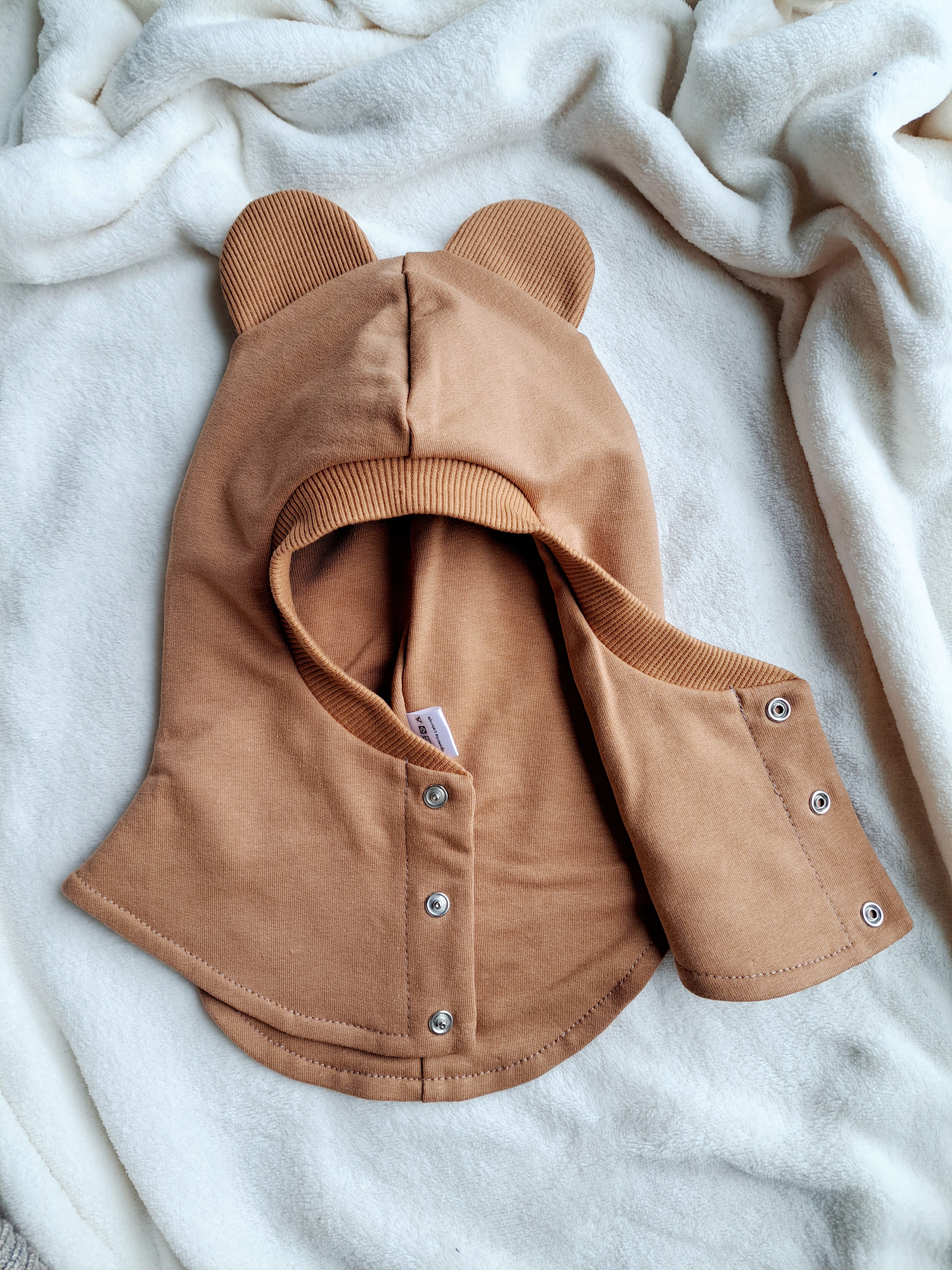 Karamelinis šalmukas su ausytėmis