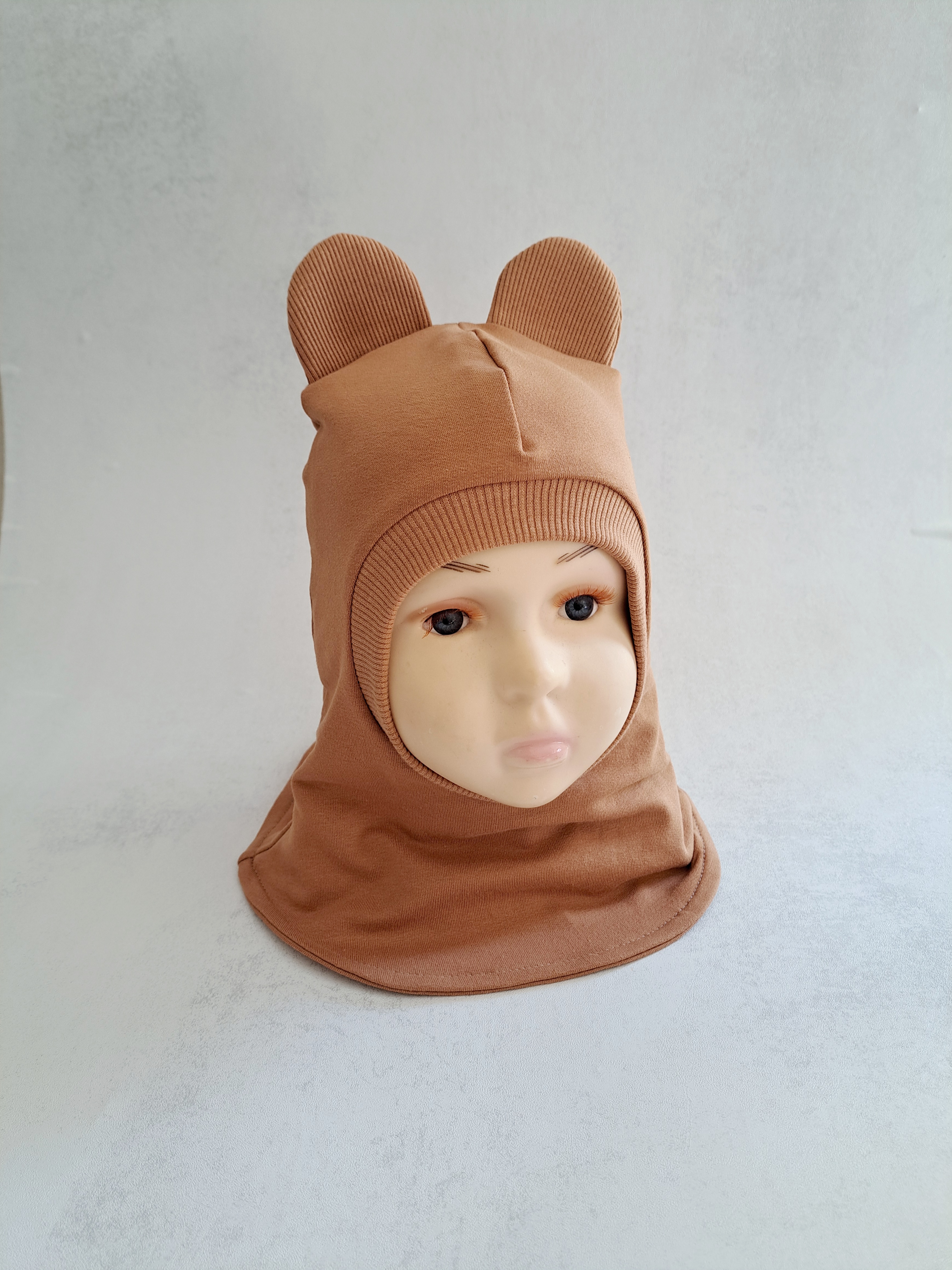 Karamelinis šalmukas su ausytėmis