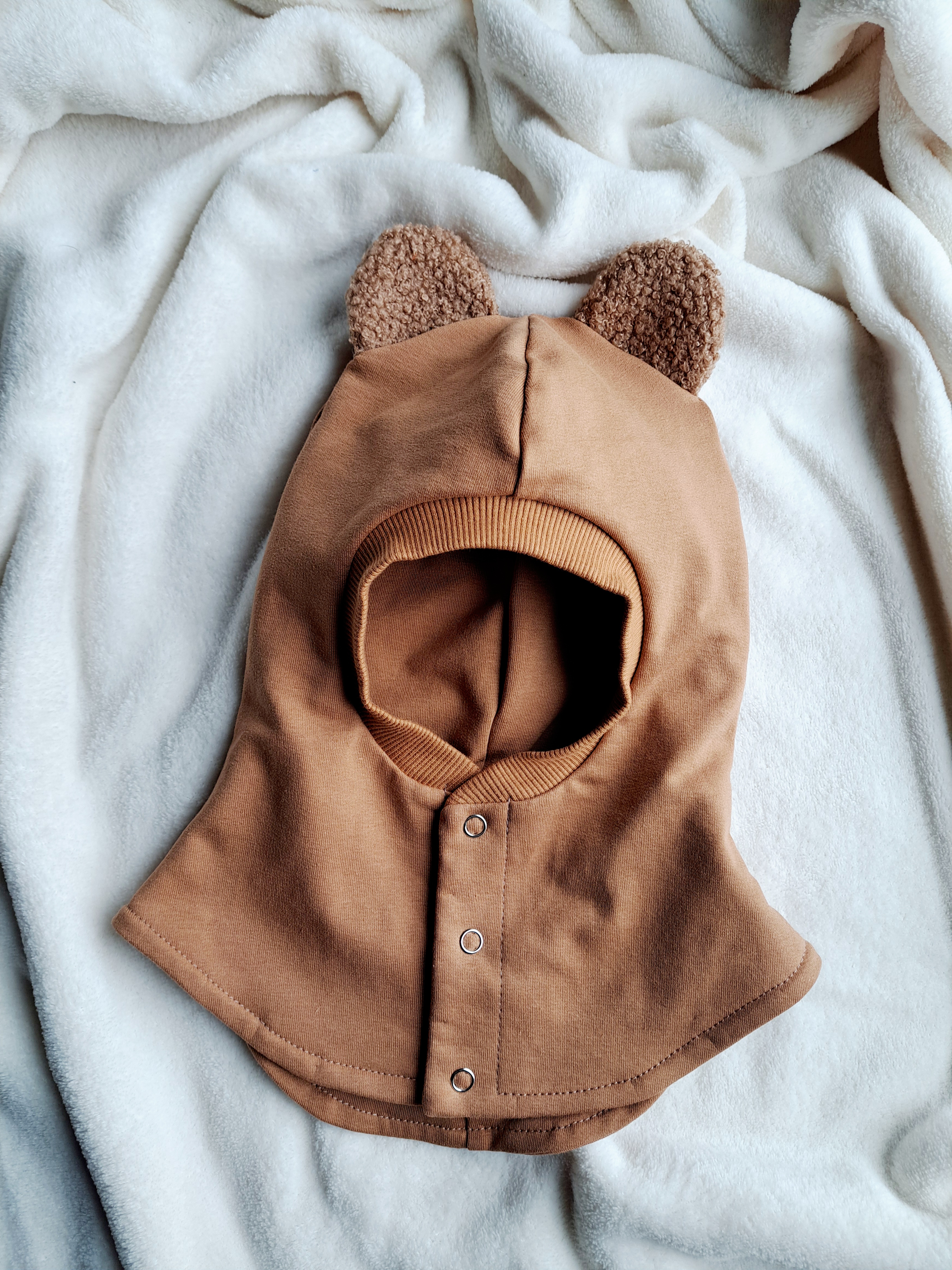 Karamelinis šalmukas su teddy ausytėmis