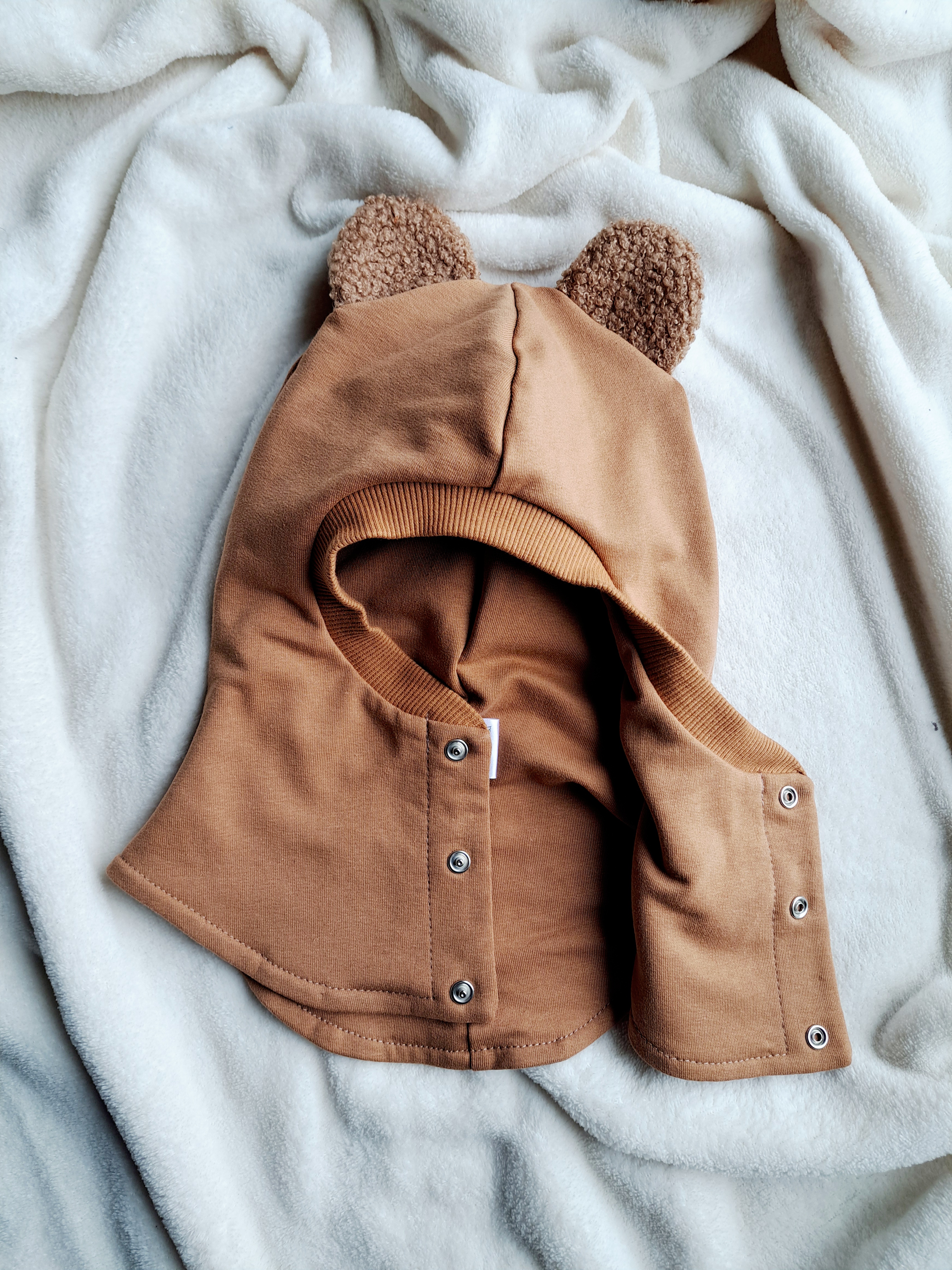 Karamelinis šalmukas su teddy ausytėmis