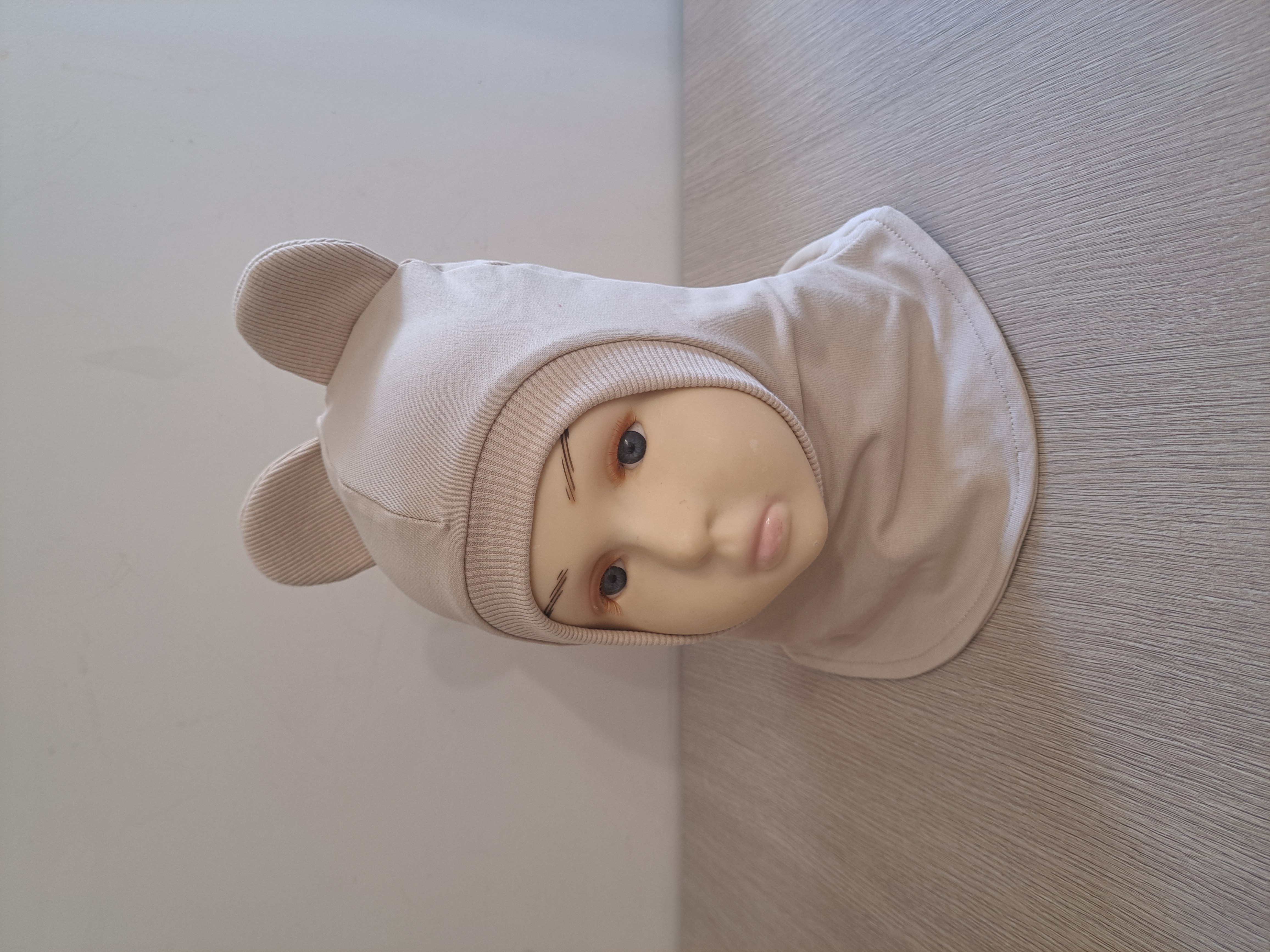 Kreminis šalmukas su ausytėmis