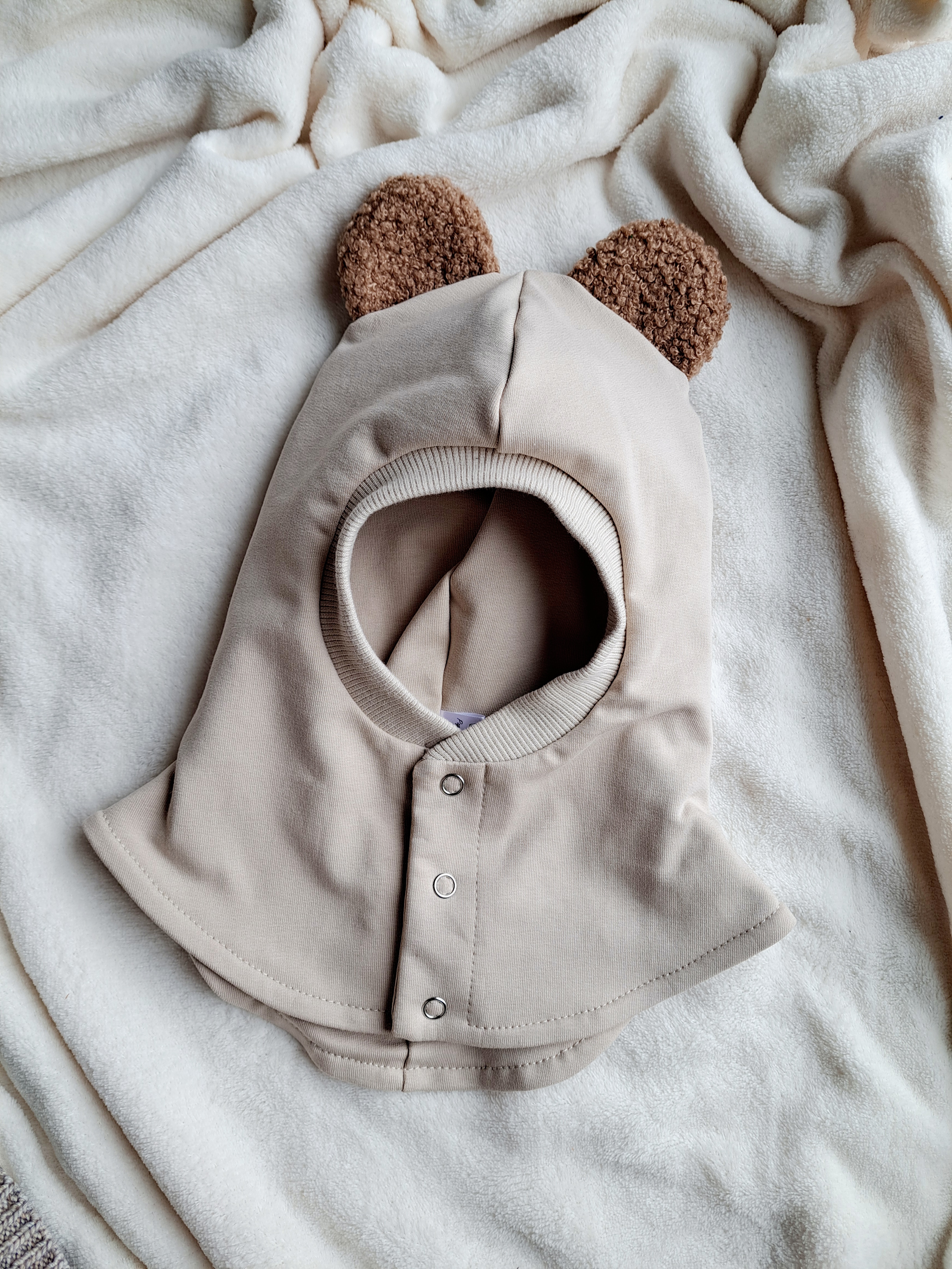 Kreminis šalmukas su teddy ausytėmis