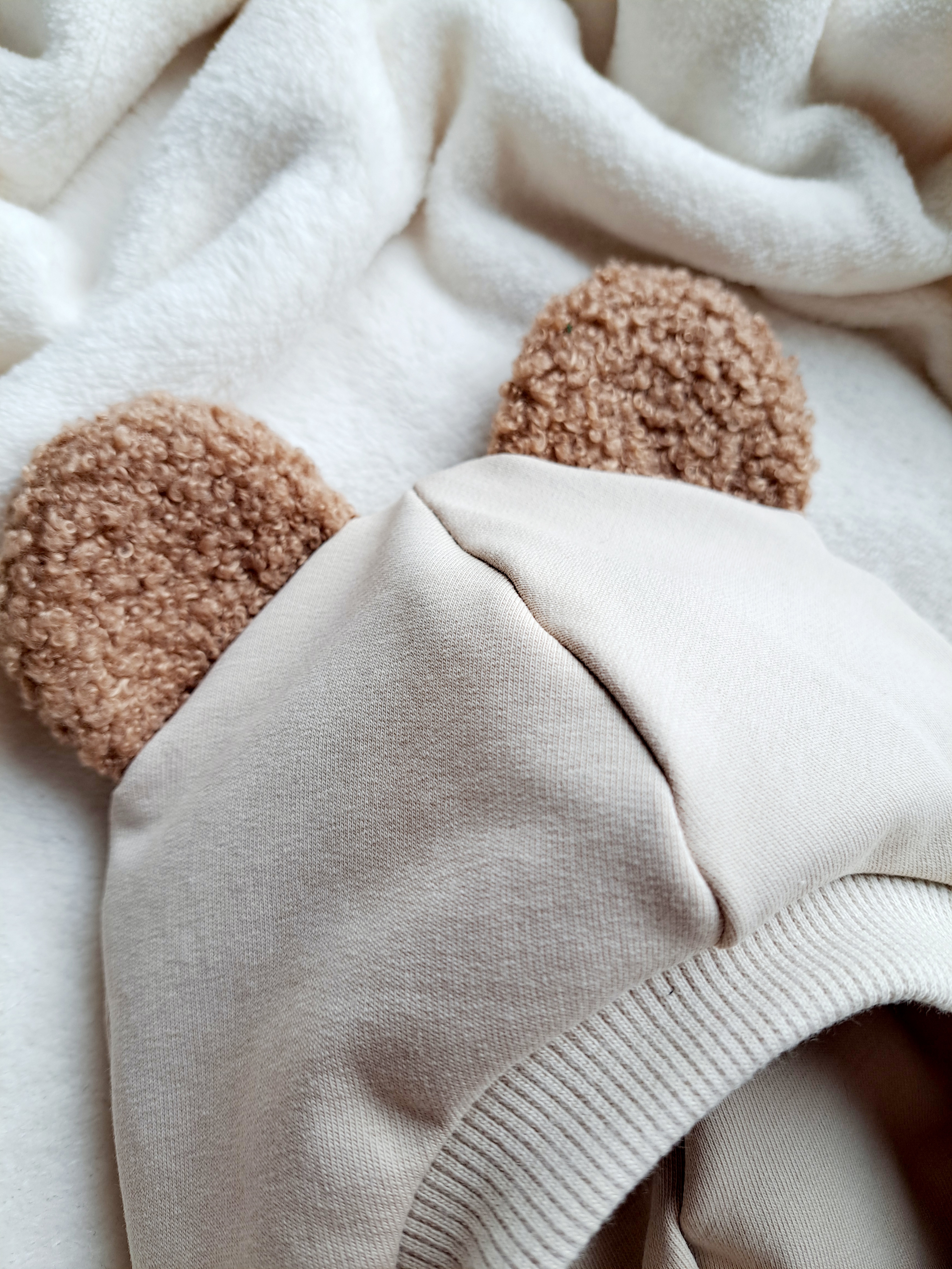 Kreminis šalmukas su teddy ausytėmis