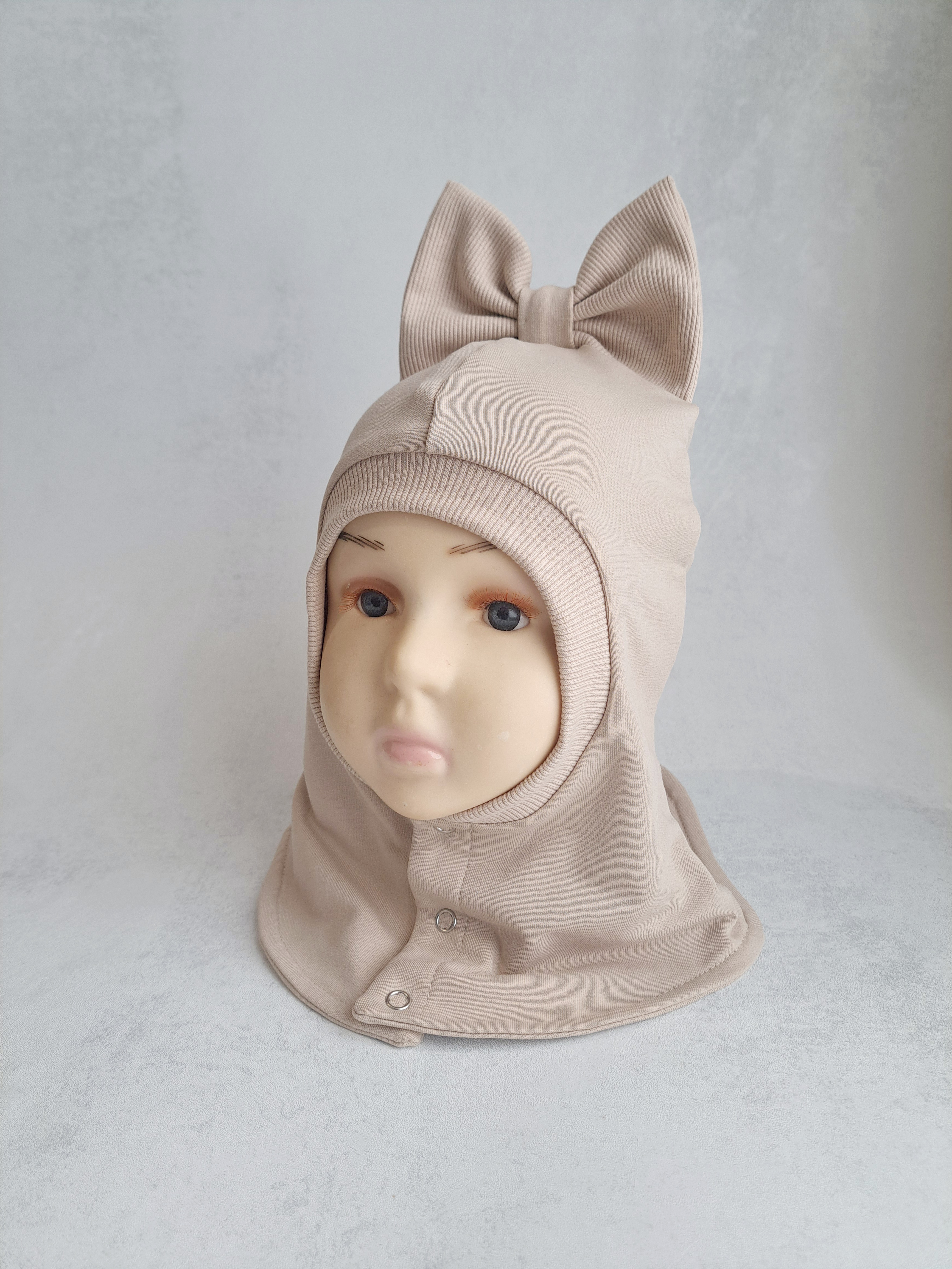 Kreminis šalmukas su kaspinu