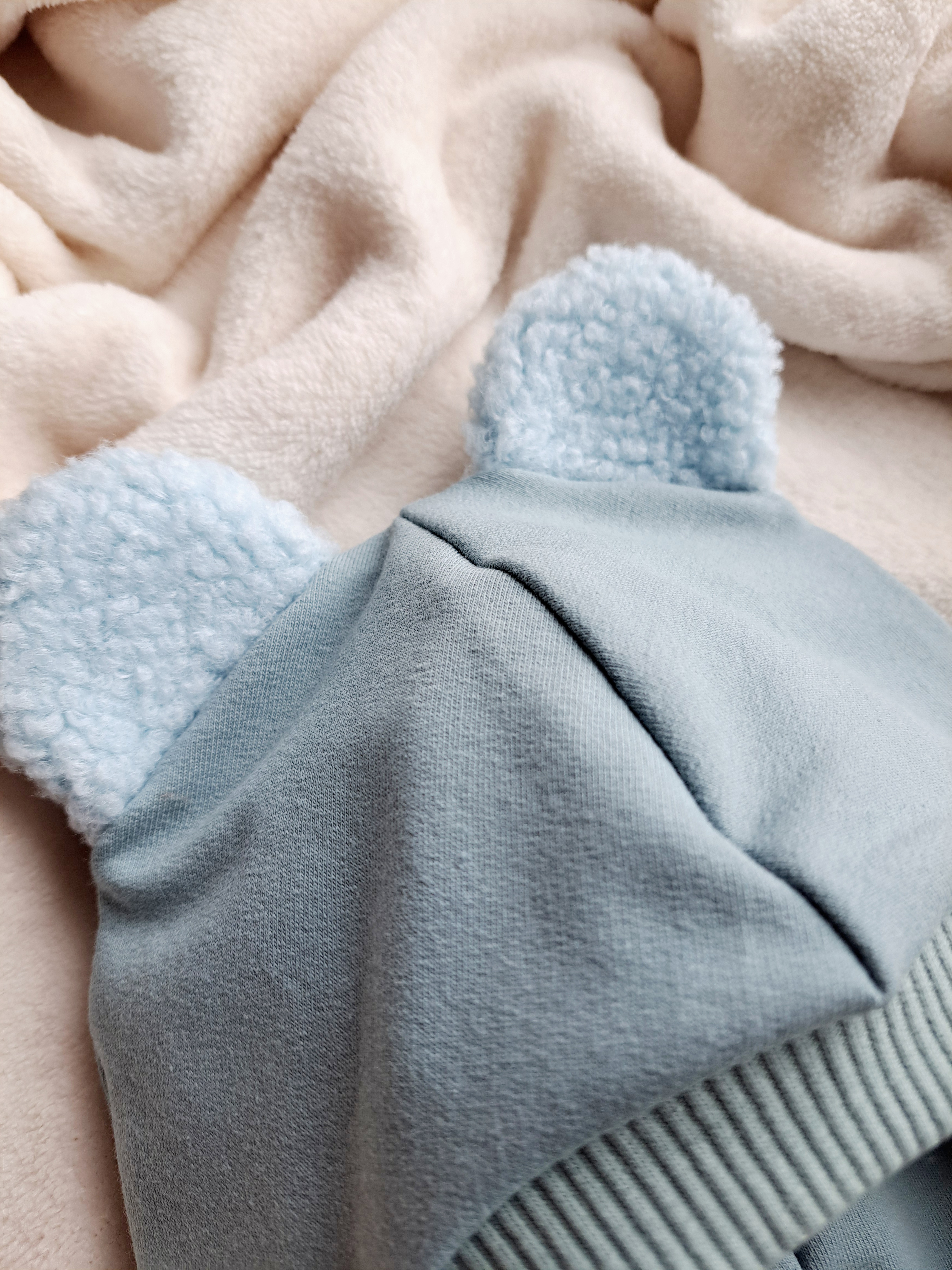 Mineral šalmukas su teddy ausytėmis