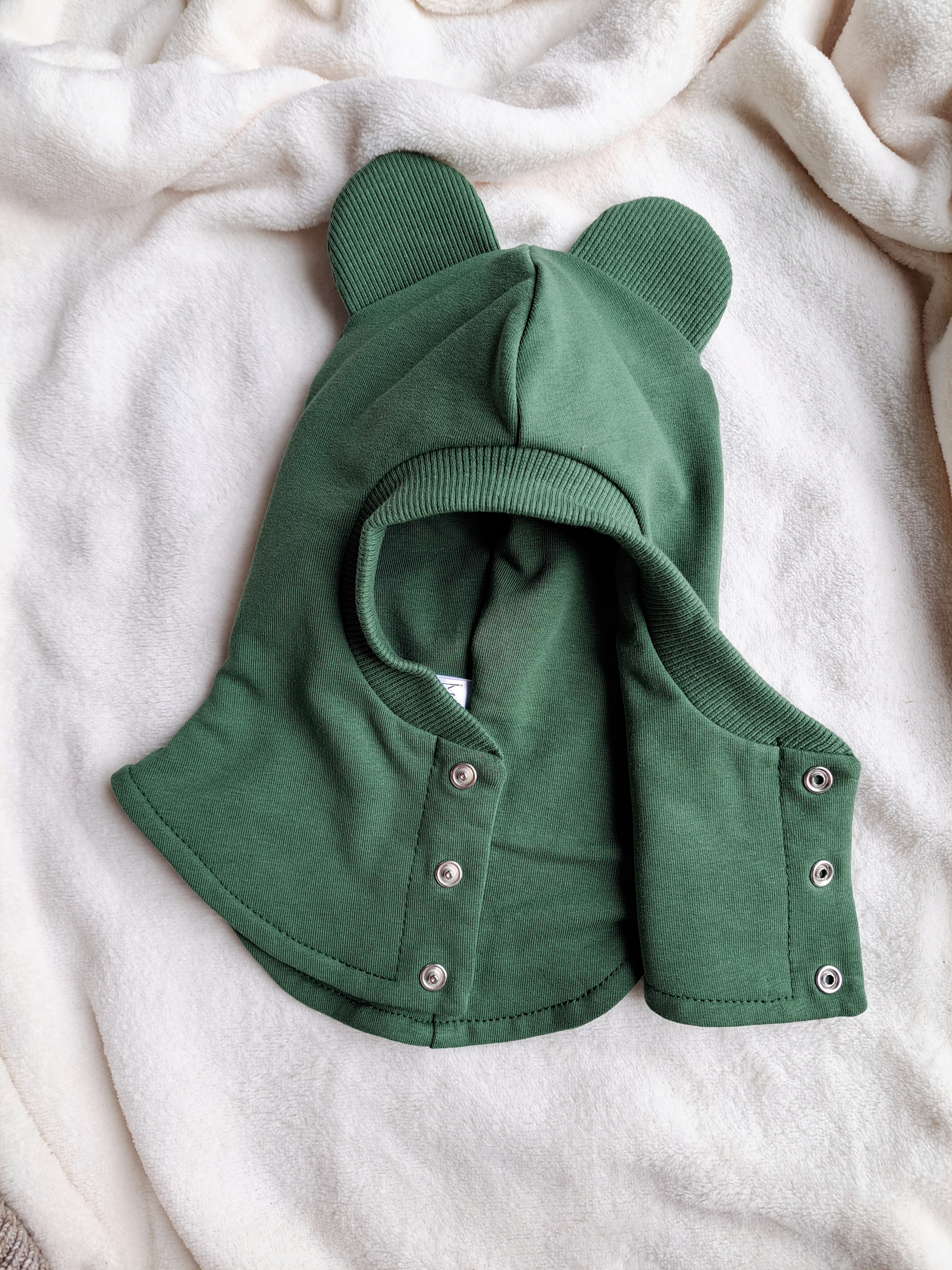 Miško žalias šalmukas su ausytėmis